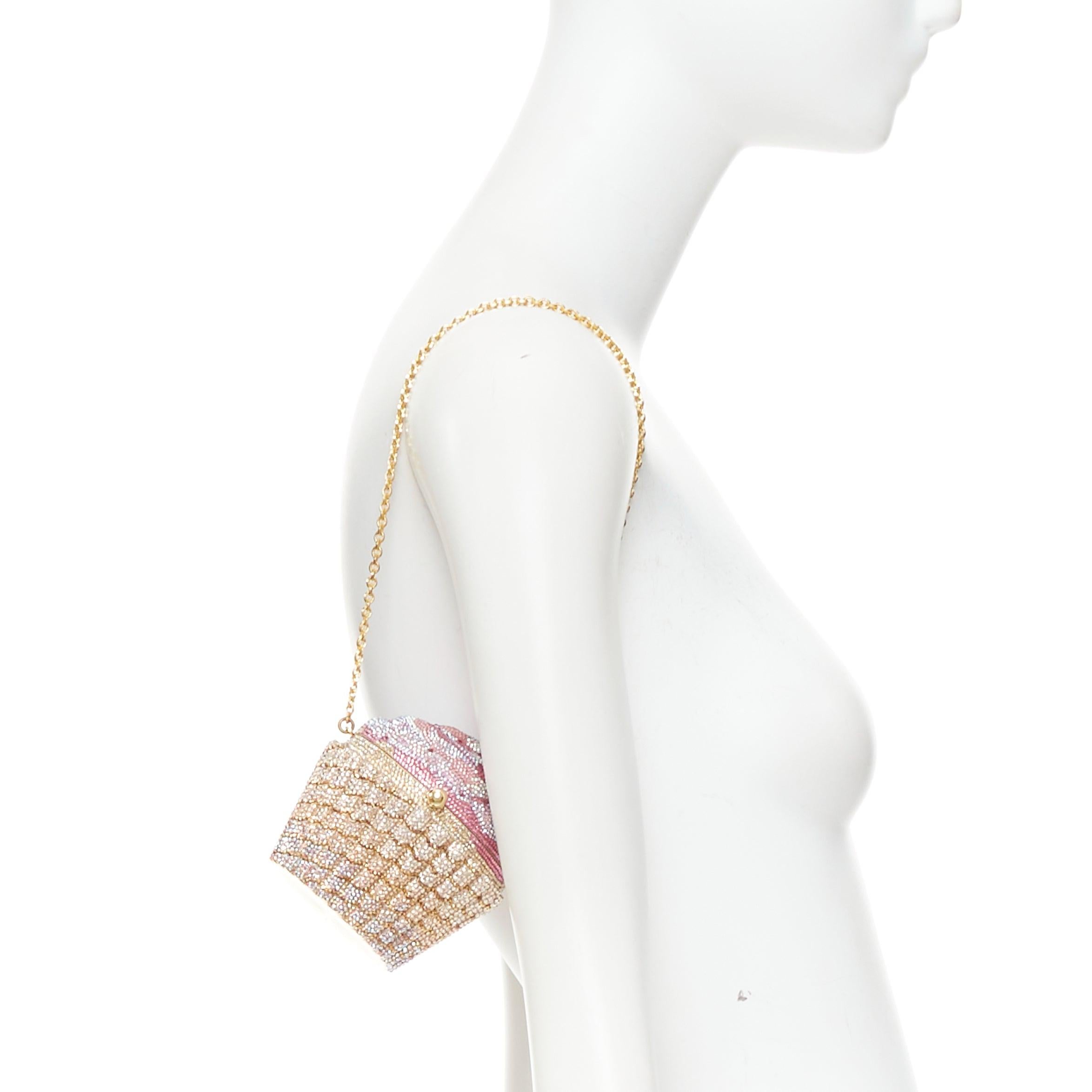 Pochette minaudiere Say Yes in edizione limitata di JUDITH LEIBER in oro rosa e fragola.
Riferimento: SNKO/A00614
Marchio: Judith Leiber
Collezione: Edizione limitata
Materiale: Metallo
Colore: Rosa, Oro
Modello: Cristalli
Chiusura: Chiusura a