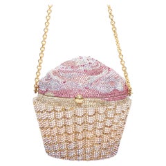 Pochette minaudiere Say Yes di JUDITH LEIBER in edizione limitata con cupcake alla fragola