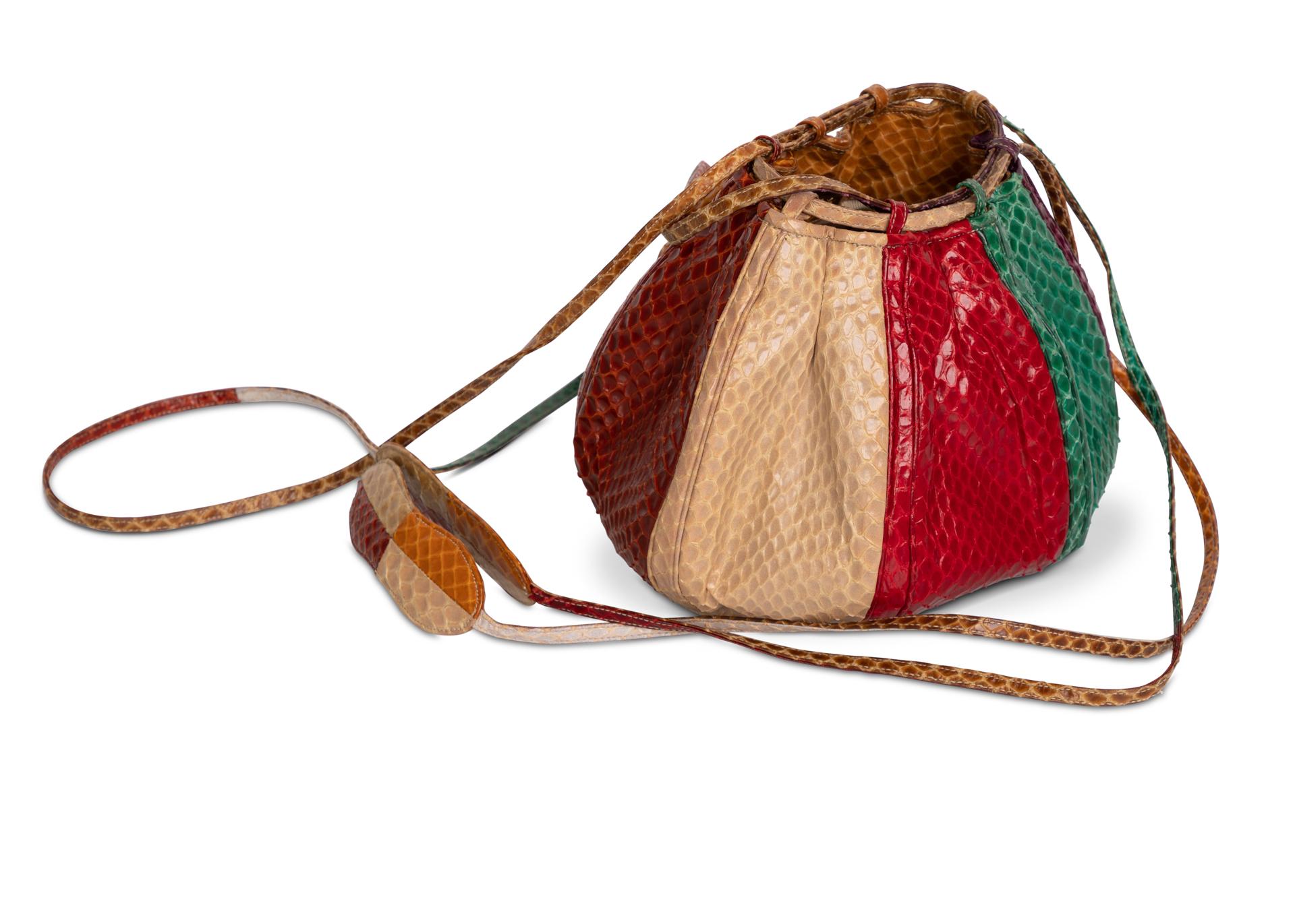 Judith Leiber  Mehrfarbige Strandball-Umhängetasche aus Schlangenhaut, 1980er Jahre (Braun) im Angebot