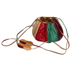 Judith Leiber  Sac à bandoulière multicolore en forme de ballon de plage imitation peau de serpent, années 1980