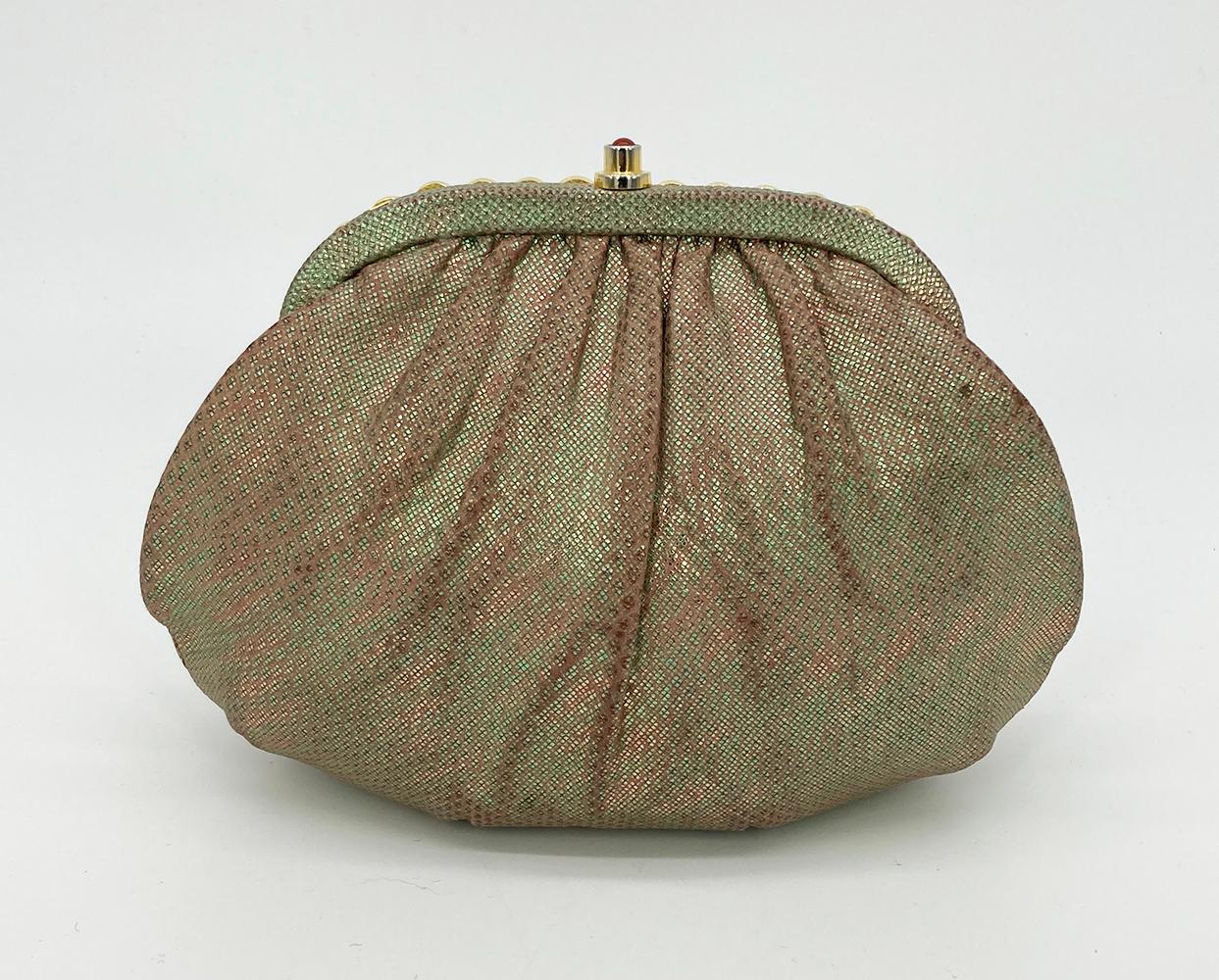 Pochette in lucertola metallica rosa e verde di Judith Leiber in ottime condizioni. Esterno in lucertola metallizzata rosa e verde con finiture dorate e gemme rosse e verdi lungo il bordo superiore. La chiusura superiore a scatto si apre su un
