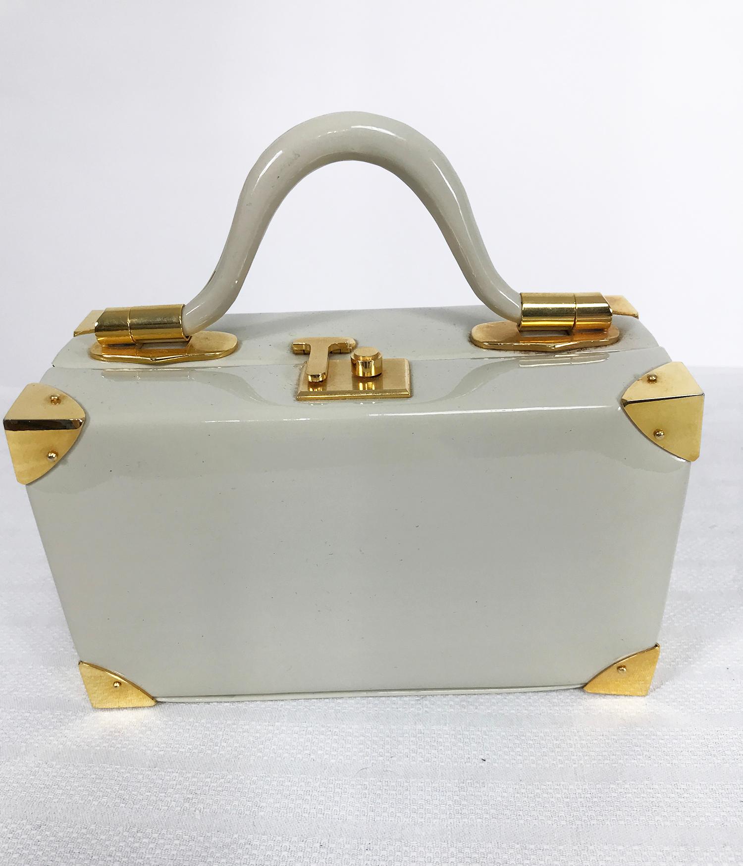 Judith Leiber seltene 1960er Jahre taupe Lackleder Koffer, Mini-Handtasche. Diese kleine, mit goldenen Metallbeschlägen versehene Tasche imitiert einen Koffer und wurde von Judith Leiber so benannt. Steifer, gebogener Griff mit goldenen Beschlägen,