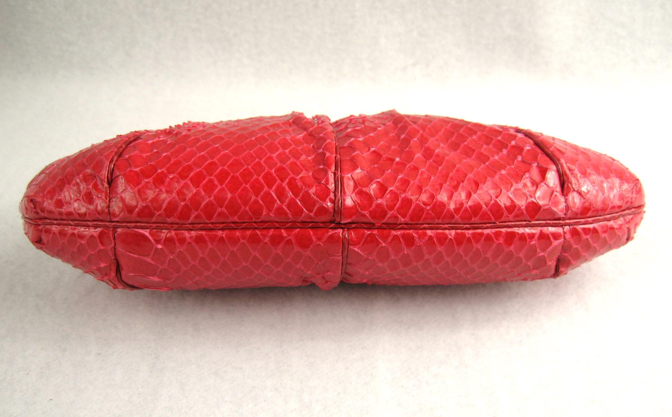 Judith Leiber Red Snake Skin Clutch Handbag  In Good Condition In Wallkill, NY
