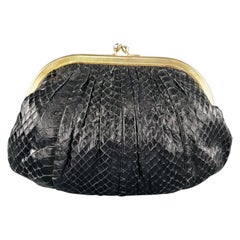 JUDITH LEIBER Bolso de noche de piel de serpiente negra acanalada