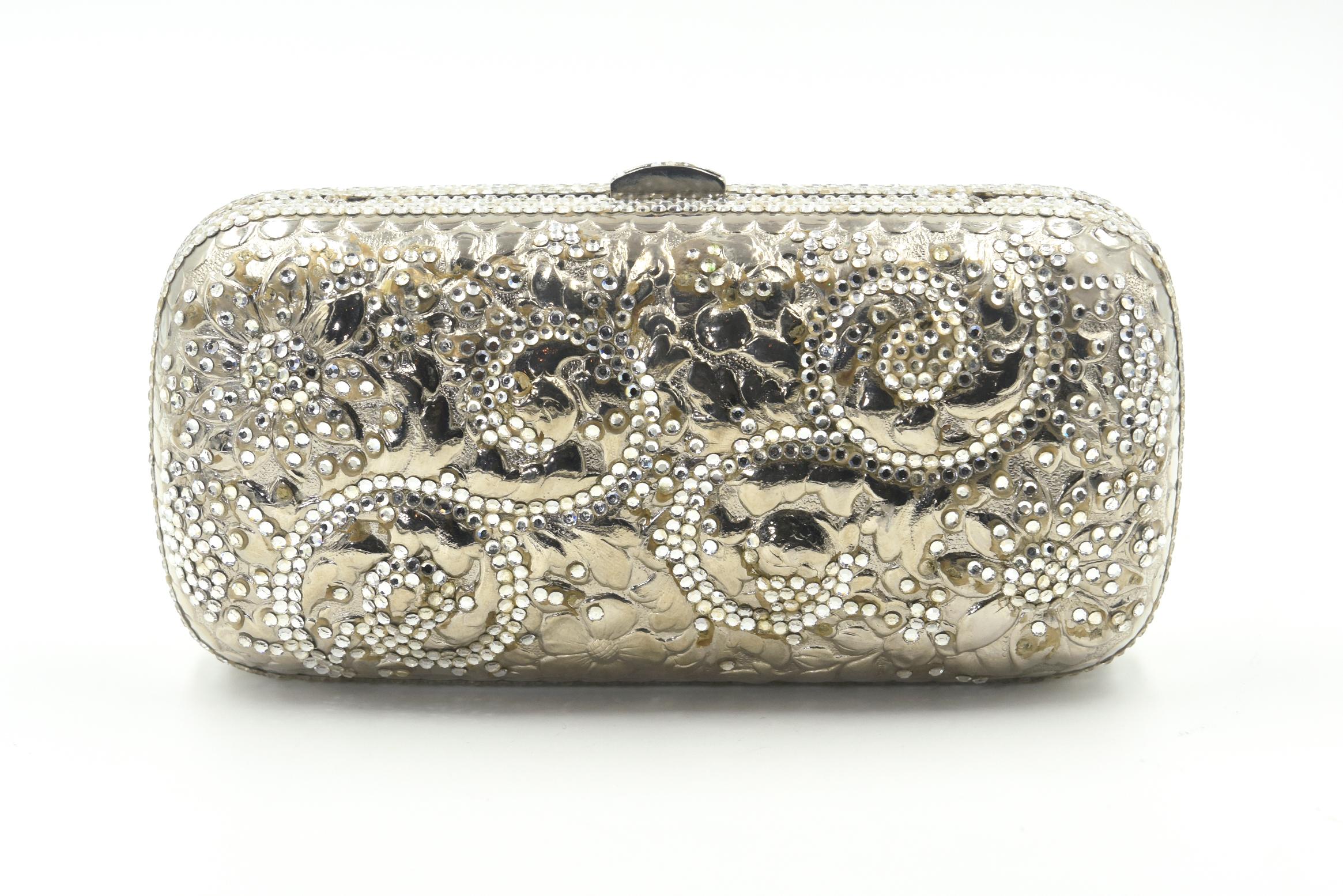 Judith Leiber Silver Metal and Crystal Floral Oblong Minaudière Evening Bag  Bon état - En vente à Miami Beach, FL