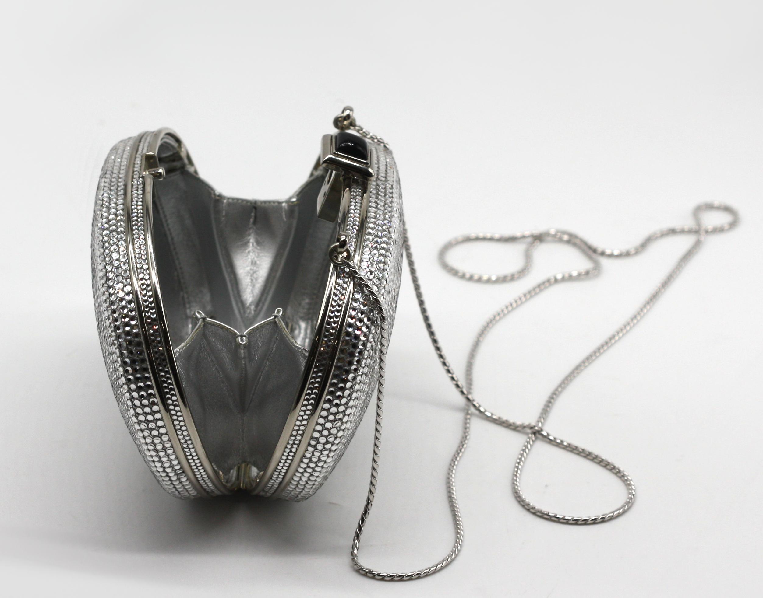 Bolso de noche Judith Leiber Minaudière plateado en Bueno estado para la venta en West Palm Beach, FL