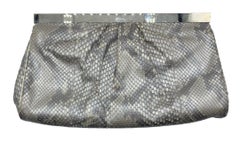 Pochette du soir à motif déco en peau de serpent argentée de Judith Leiber, années 2000