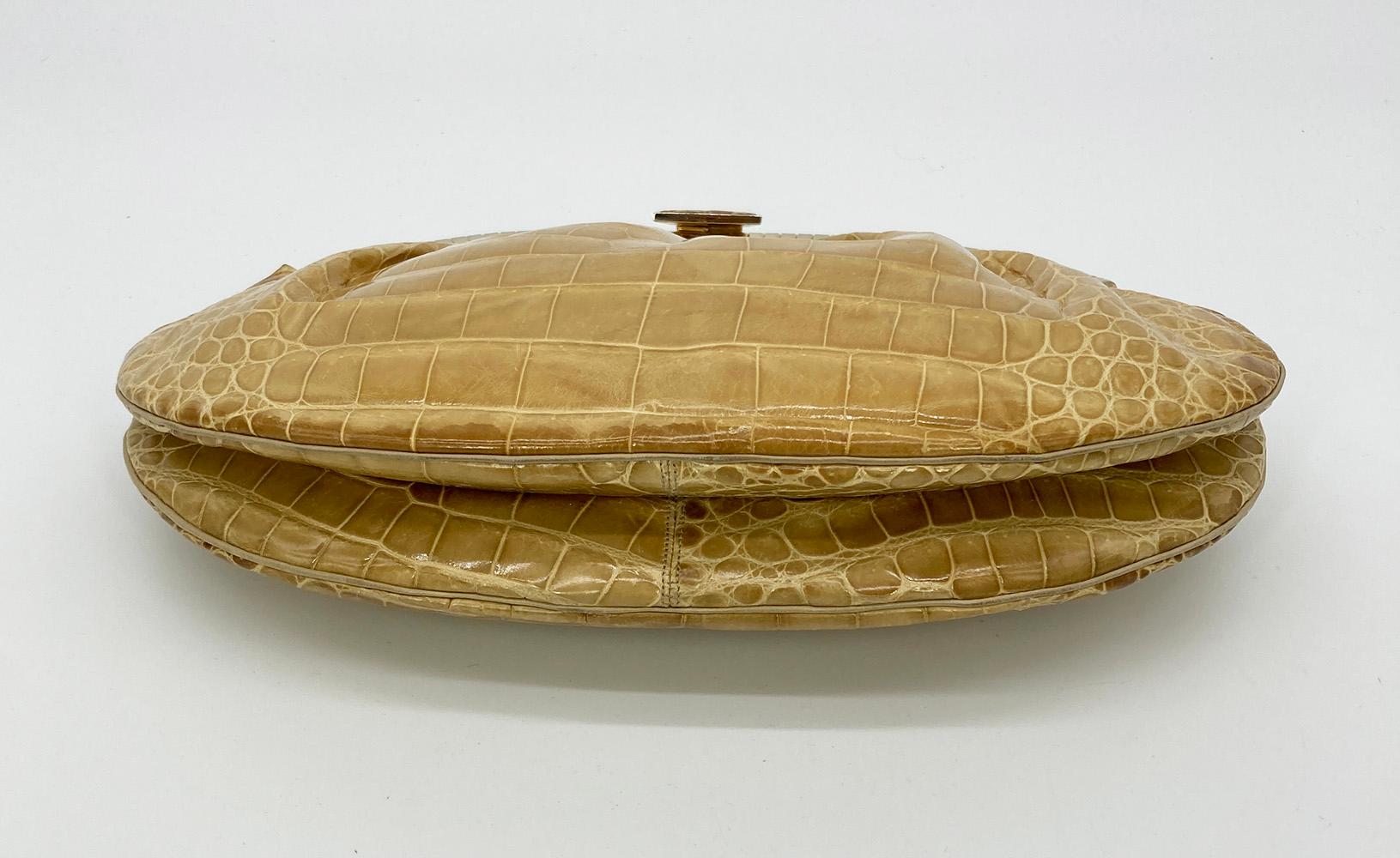 Judith Leiber Tan Alligator Clutch In Good Condition For Sale In Philadelphia, PA