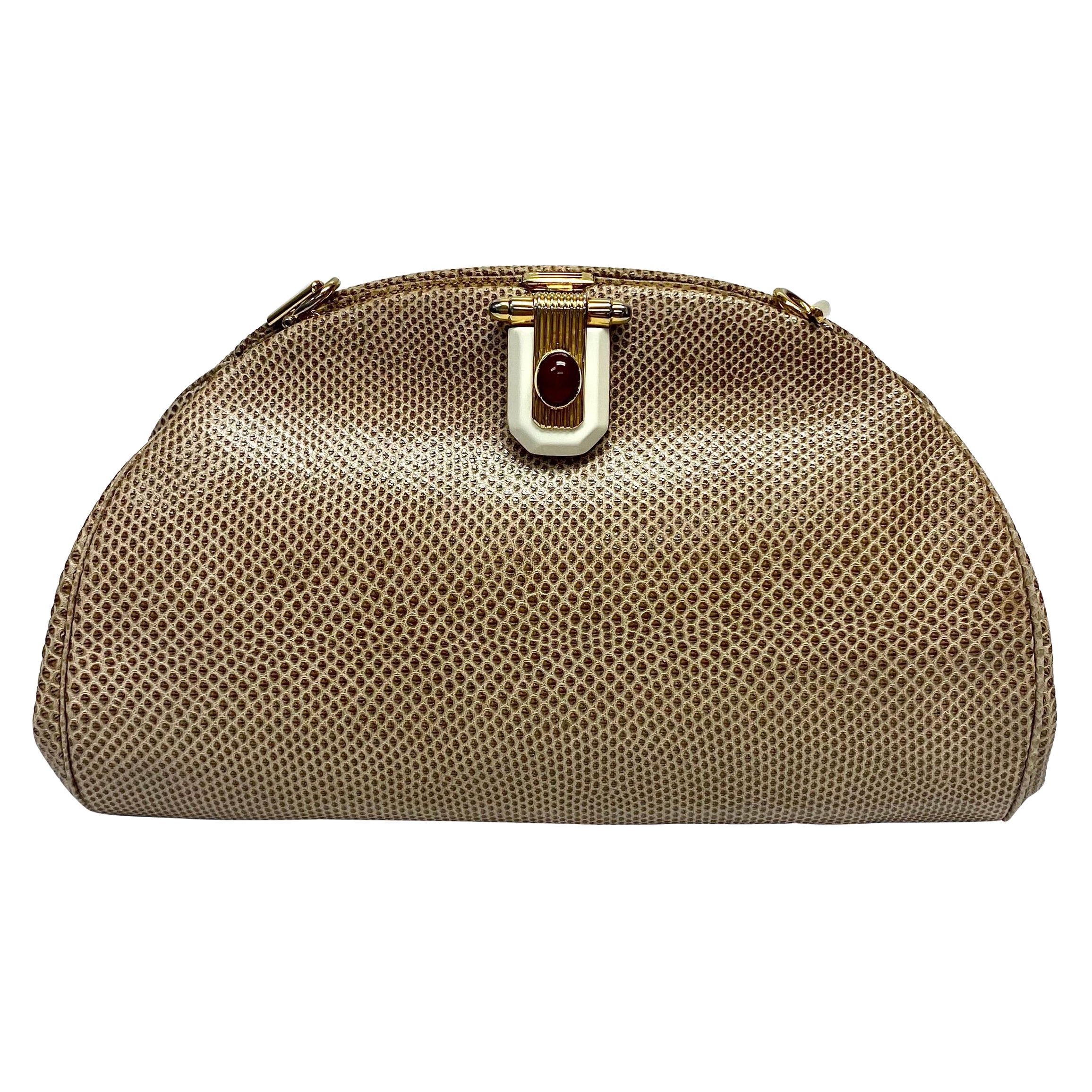 Bolso Judith Leiber de serpiente Karung color canela con hebilla frontal de piedra.