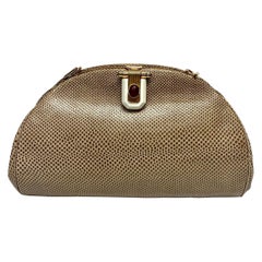 Judith Leiber Tan Karung Schlangenhandtasche mit Steinschnalle vorne.