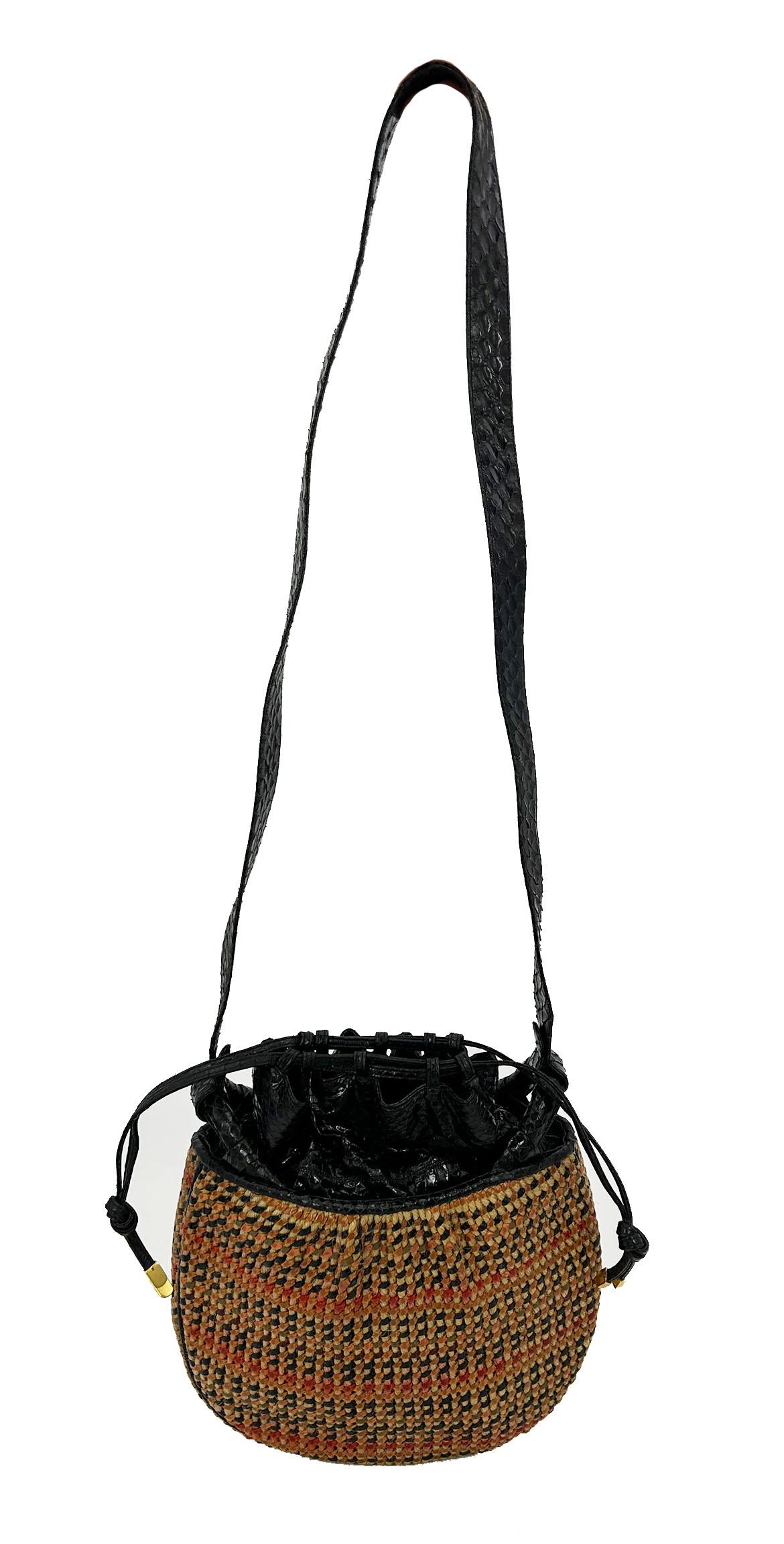 Judith Leiber Vintage Basket Weave Snakeskin Drawstring Shoulder Bag en excellent état. Rotin tressé tan avec cuir noir, rouge, tan et vert sur l'ensemble du corps. Garniture en cuir de serpent noir sur les bords, le dessus et la bandoulière. Deux