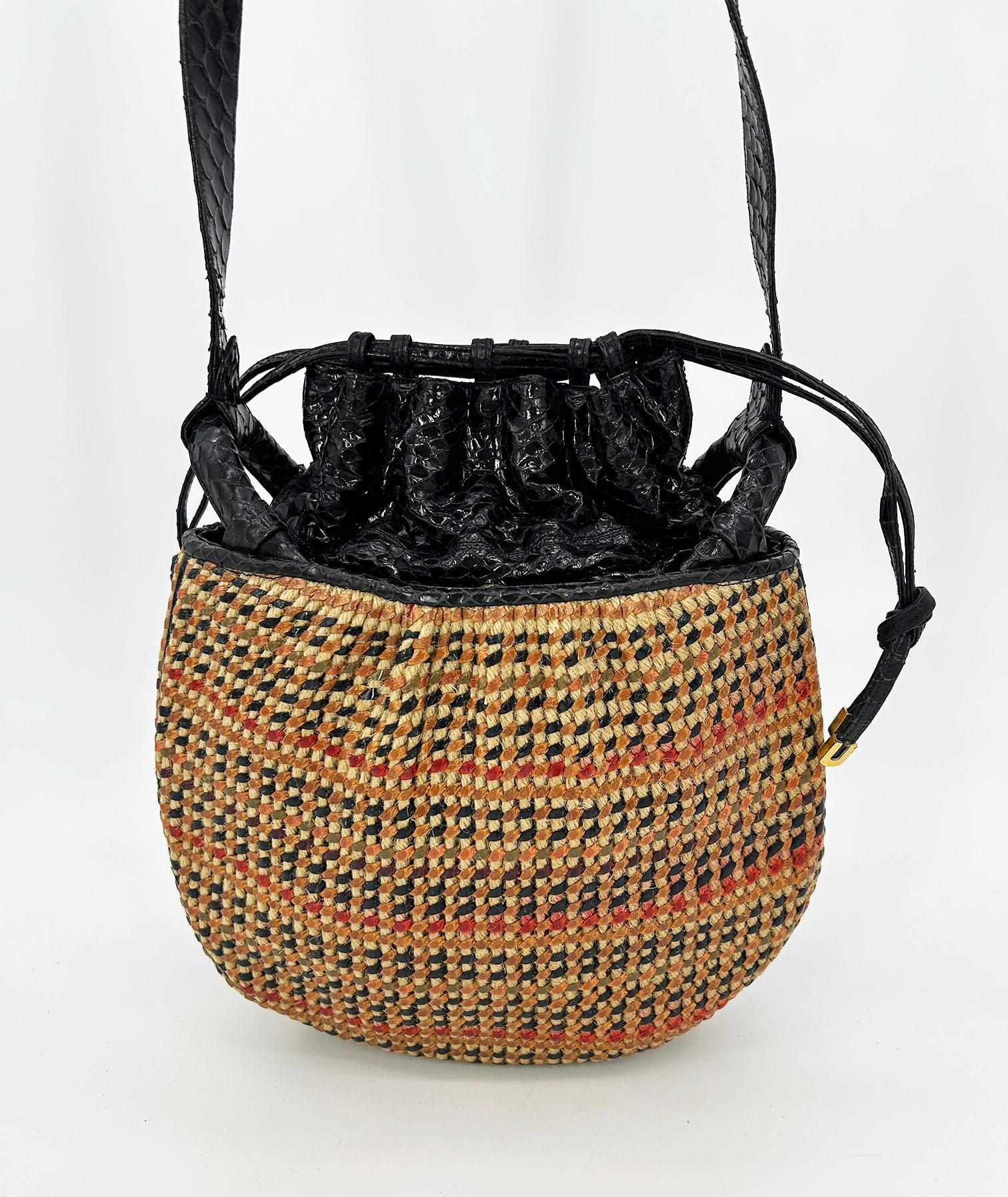Judith Leiber sac à bandoulière vintage en peau de serpent tissée avec cordon de serrage  Pour femmes en vente