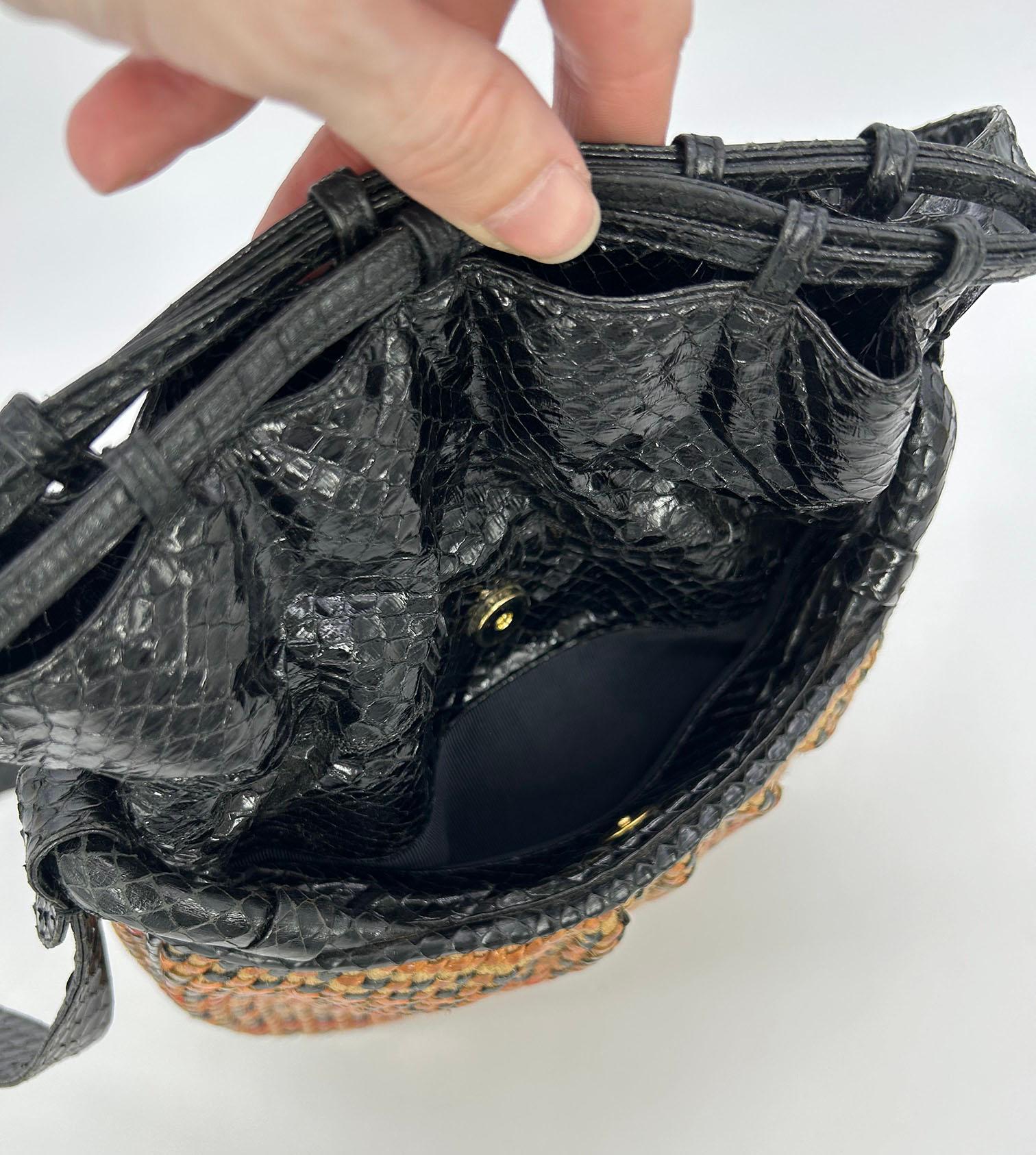 Judith Leiber sac à bandoulière vintage en peau de serpent tissée avec cordon de serrage  en vente 4