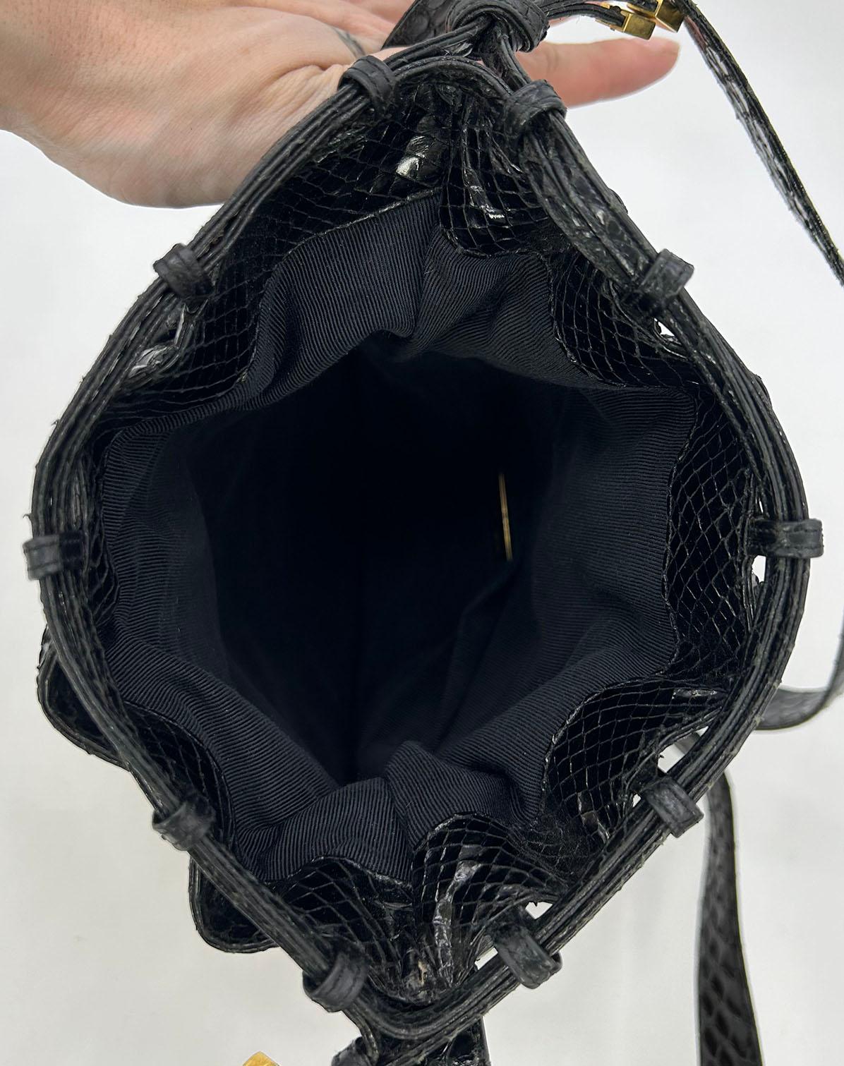 Judith Leiber sac à bandoulière vintage en peau de serpent tissée avec cordon de serrage  en vente 5