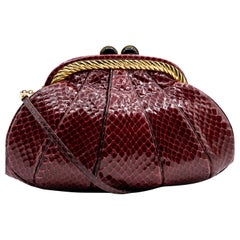 Judith Leiber - Sac à main vintage bordeaux en peau de serpent avec détails dorés