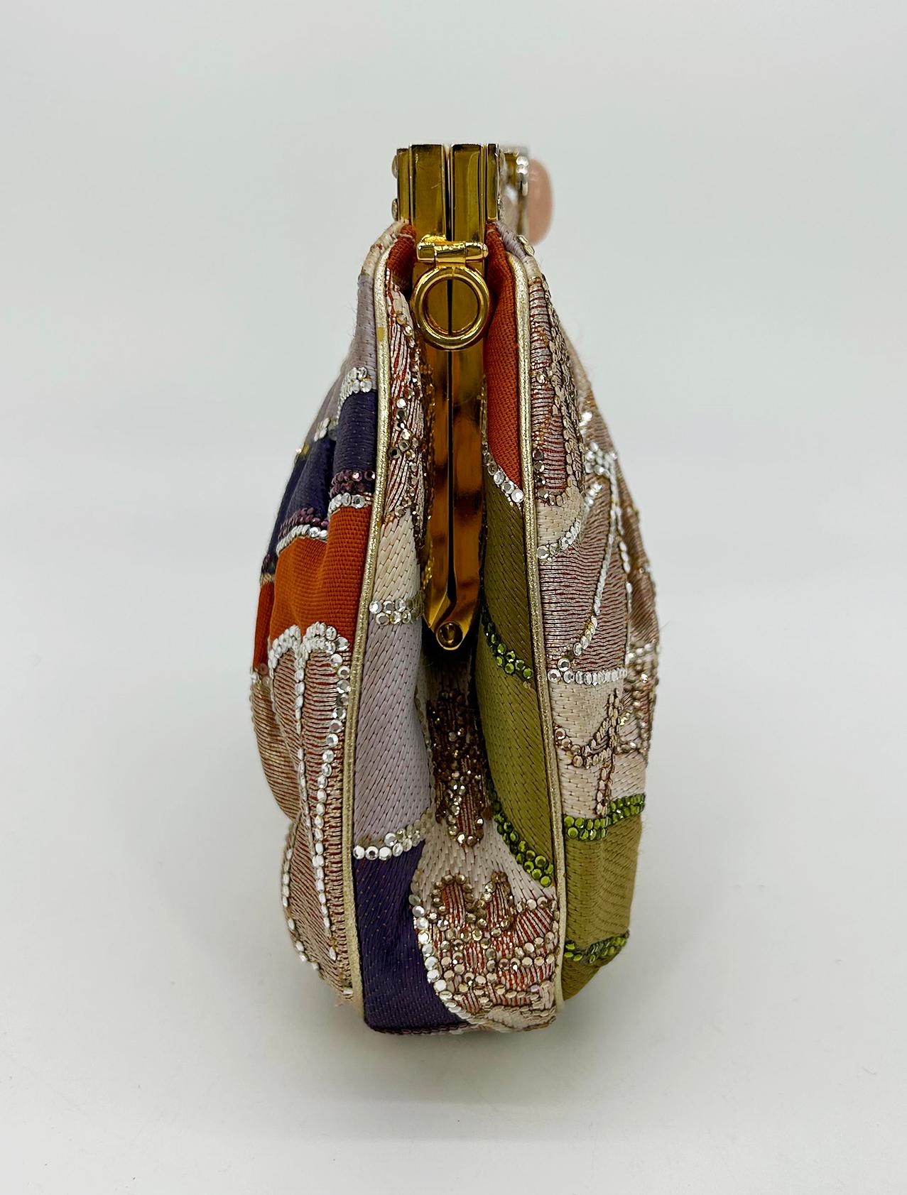 Judith Leiber Vintage Silk and Swarovski Crystal Multicolor Clutch in gutem Zustand. Mehrfarbige Seide in einzigartigem, wirbelndem Farbblock-, Blumen- und Blattmuster in lila, lila, roter, grüner und rosa Seide, besetzt mit goldenem Leder, Hardware