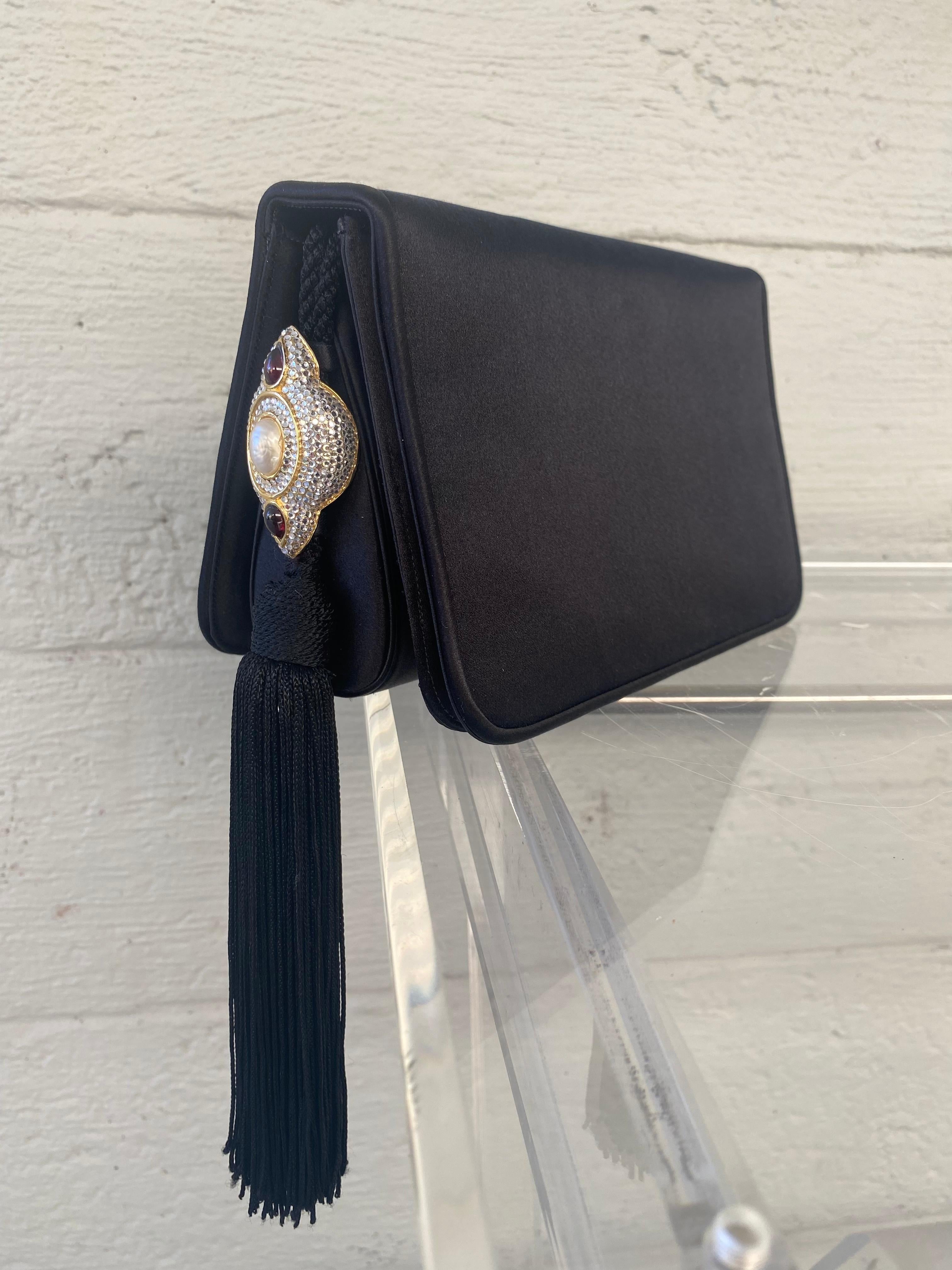 The ultimate in handbag making luxury craftsmanship. The Iconic House of Judith Leiber always provides us with timeless and classic pieces. This beautiful bag takes timeless creation to a new level of sophistication and charm. Made from the finest