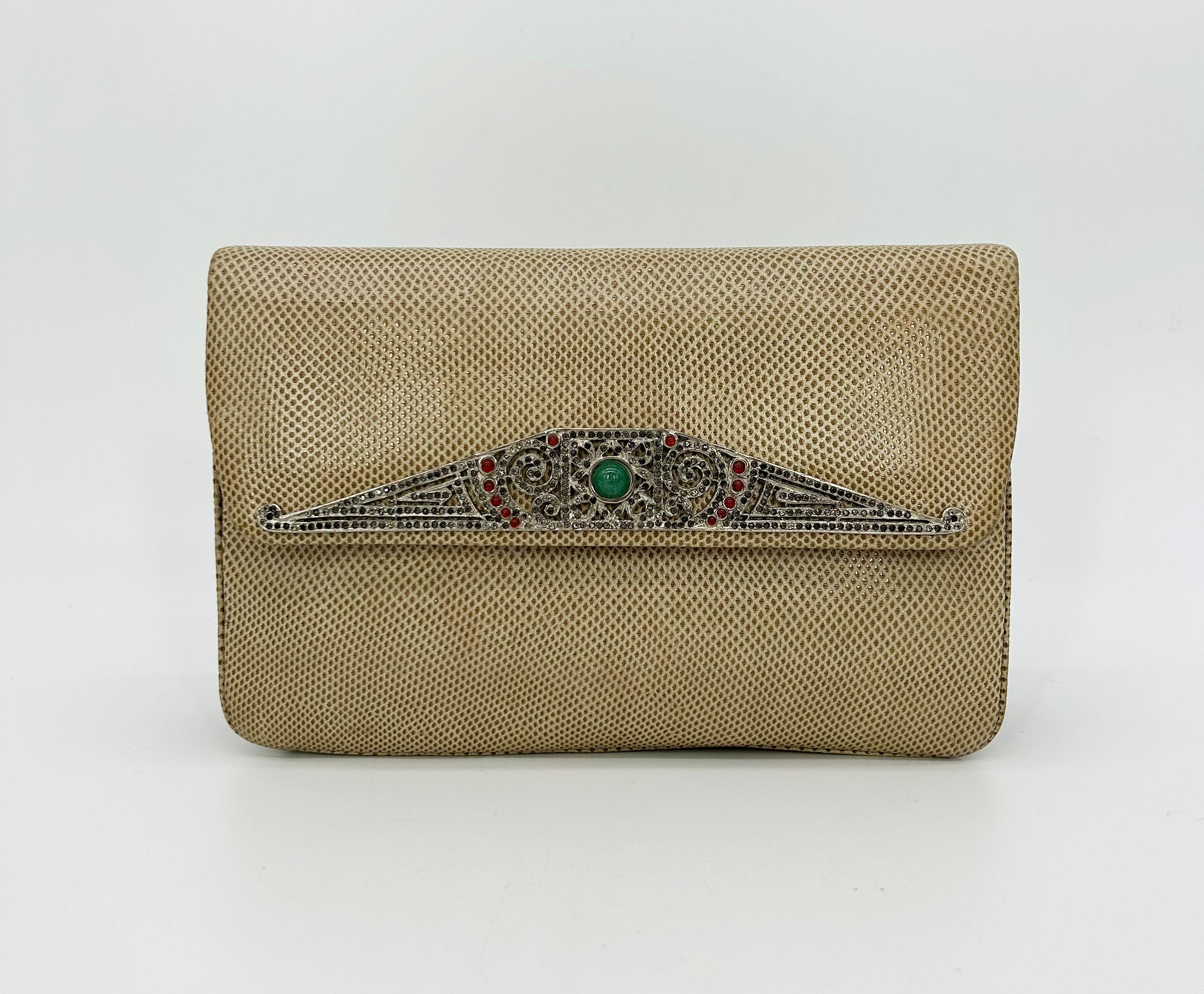 Judith Leiber Vintage Tan Lizard Antique Silver Deco Rhinestone Clutch en buen estado. Exterior de piel de lagarto color canela natural ribeteado con herrajes de plata envejecida con incrustaciones de diminutos brillantes de cristal de Swarovski
