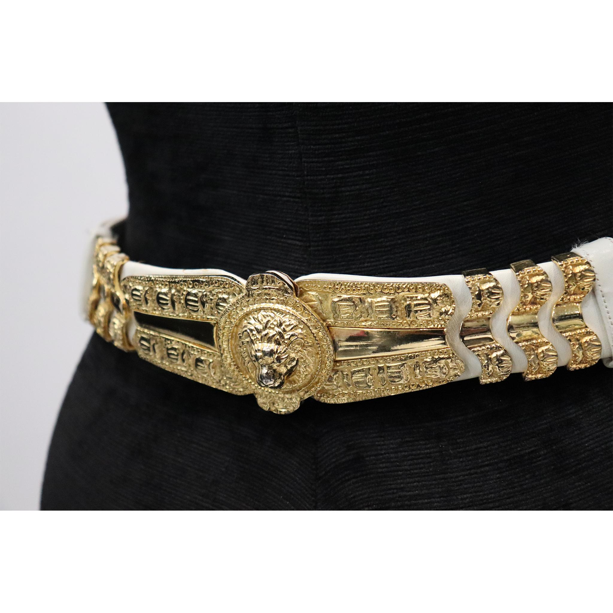 Judith Leiber Ceinture blanche avec fermoir tête de lion en or Bon état - En vente à Los Angeles, CA