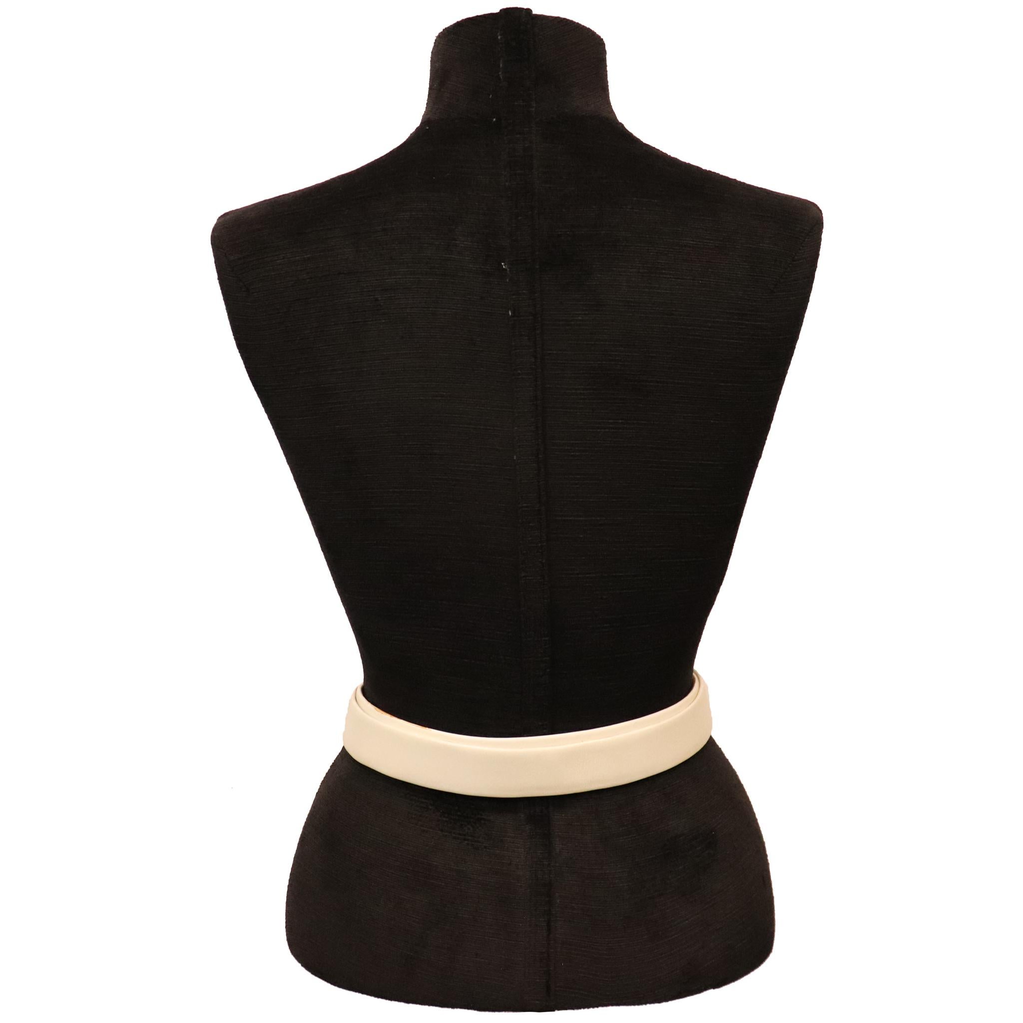 Judith Leiber Ceinture blanche avec fermoir tête de lion en or en vente 1