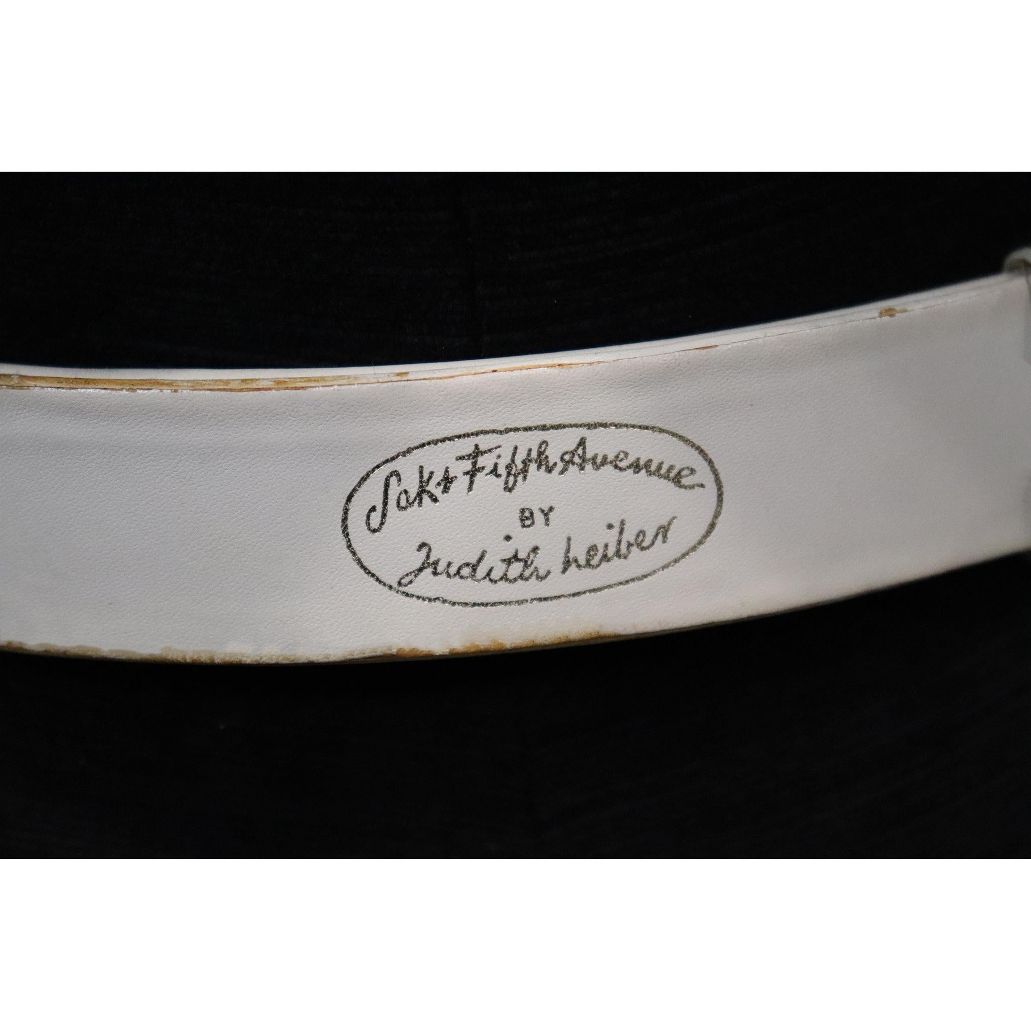 Judith Leiber Ceinture blanche avec fermoir tête de lion en or en vente 3
