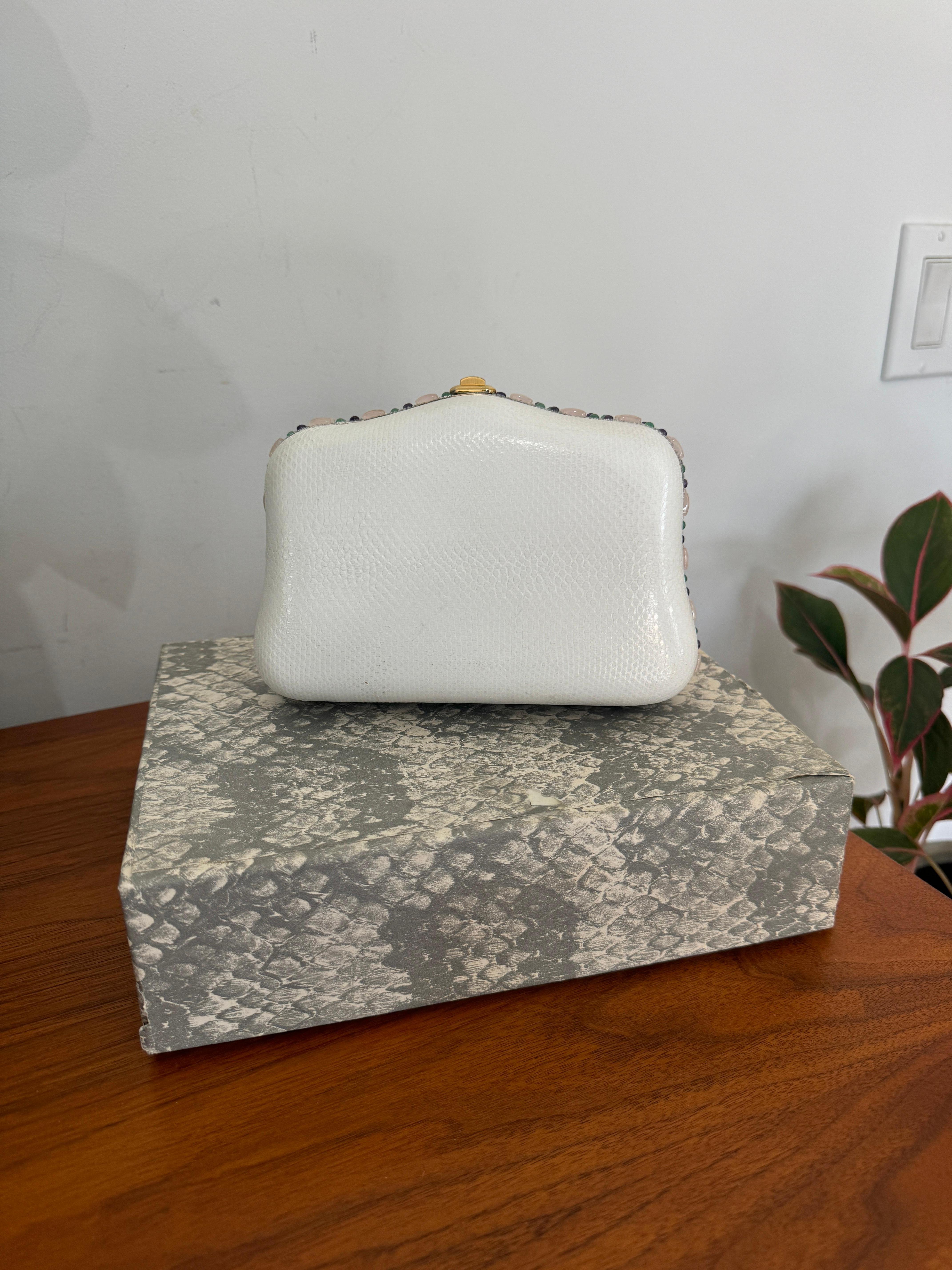 Judith Leiber - Pochette convertible Karung blanche avec bijoux semi-précieux en vente 10