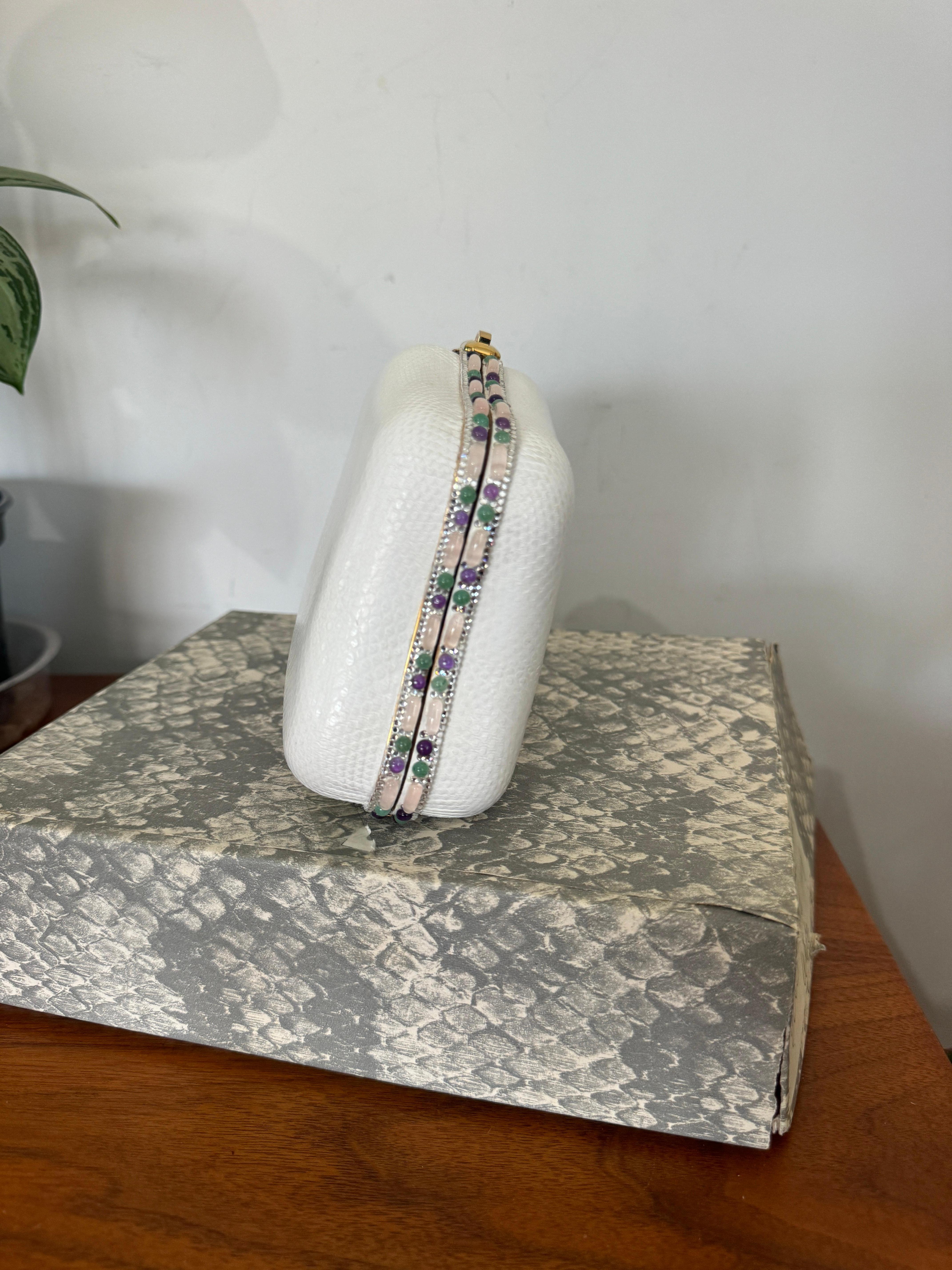 Judith Leiber - Pochette convertible Karung blanche avec bijoux semi-précieux en vente 11