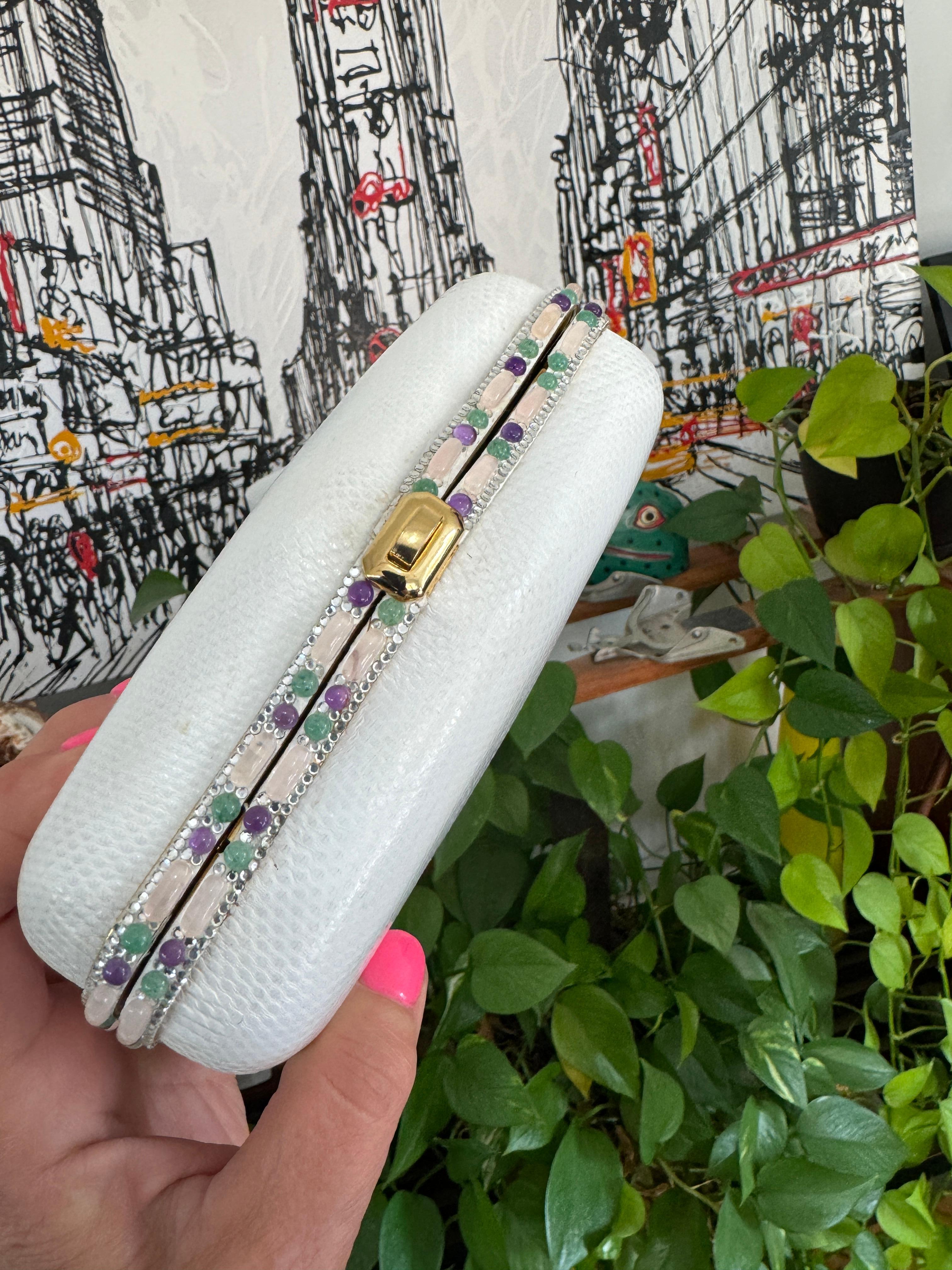 Judith Leiber - Pochette convertible Karung blanche avec bijoux semi-précieux en vente 15