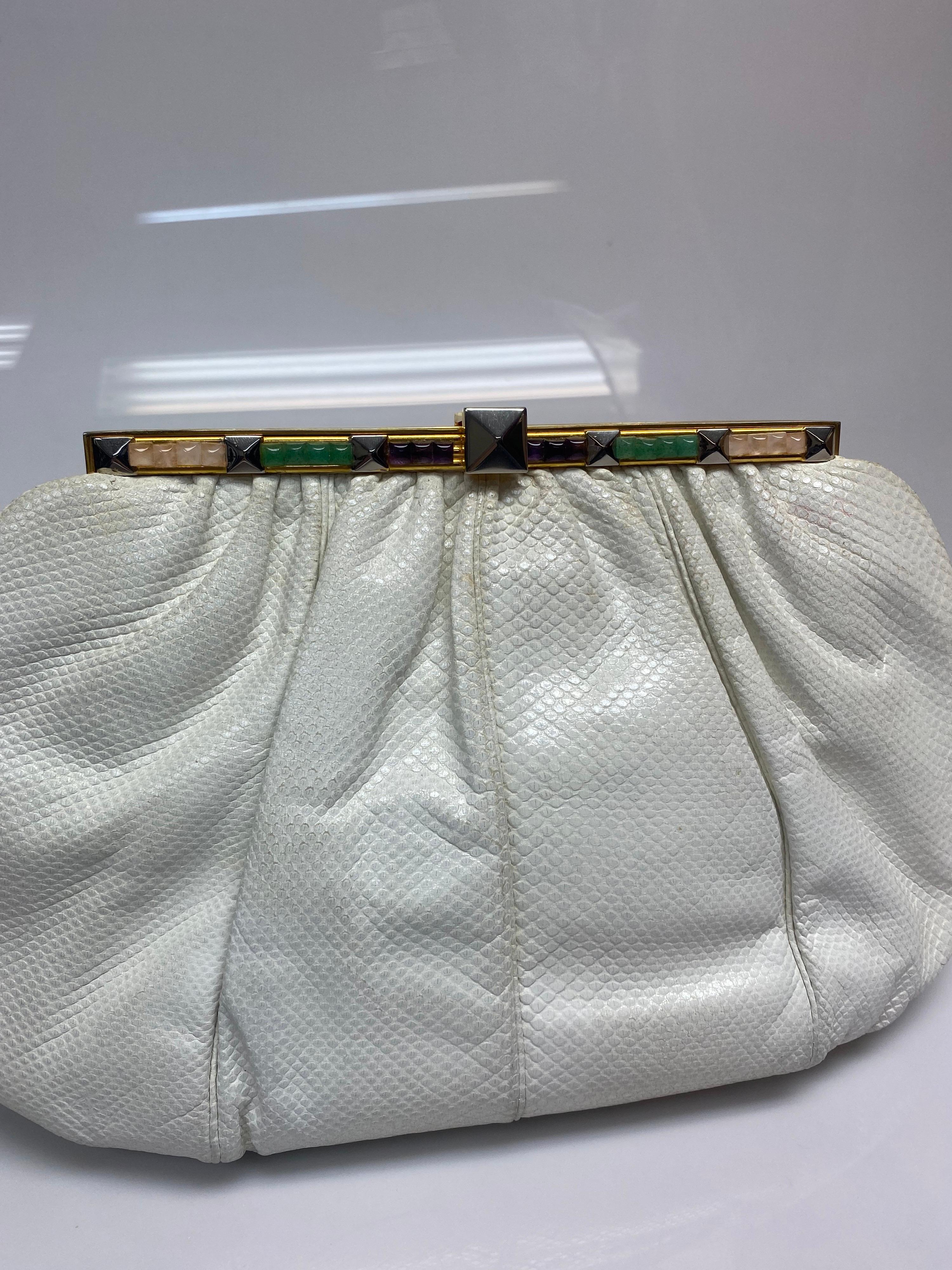 Gris Judith Leiber - Pochette blanche en forme de serpent Karung ornée de bijoux en vente