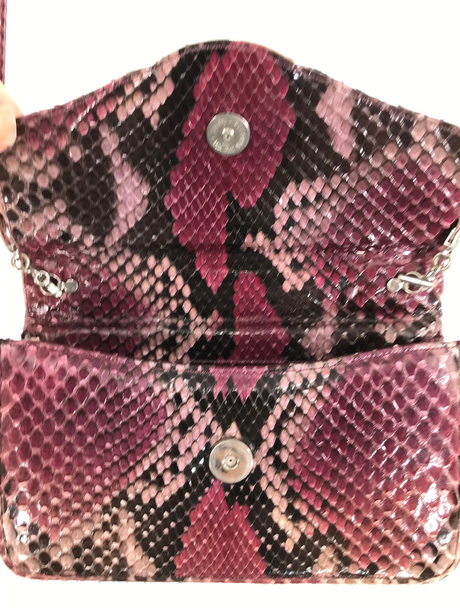 Judith Leiber Mini bolso de hombro de piel de serpiente vino y espalda Herrajes plateados Negro
