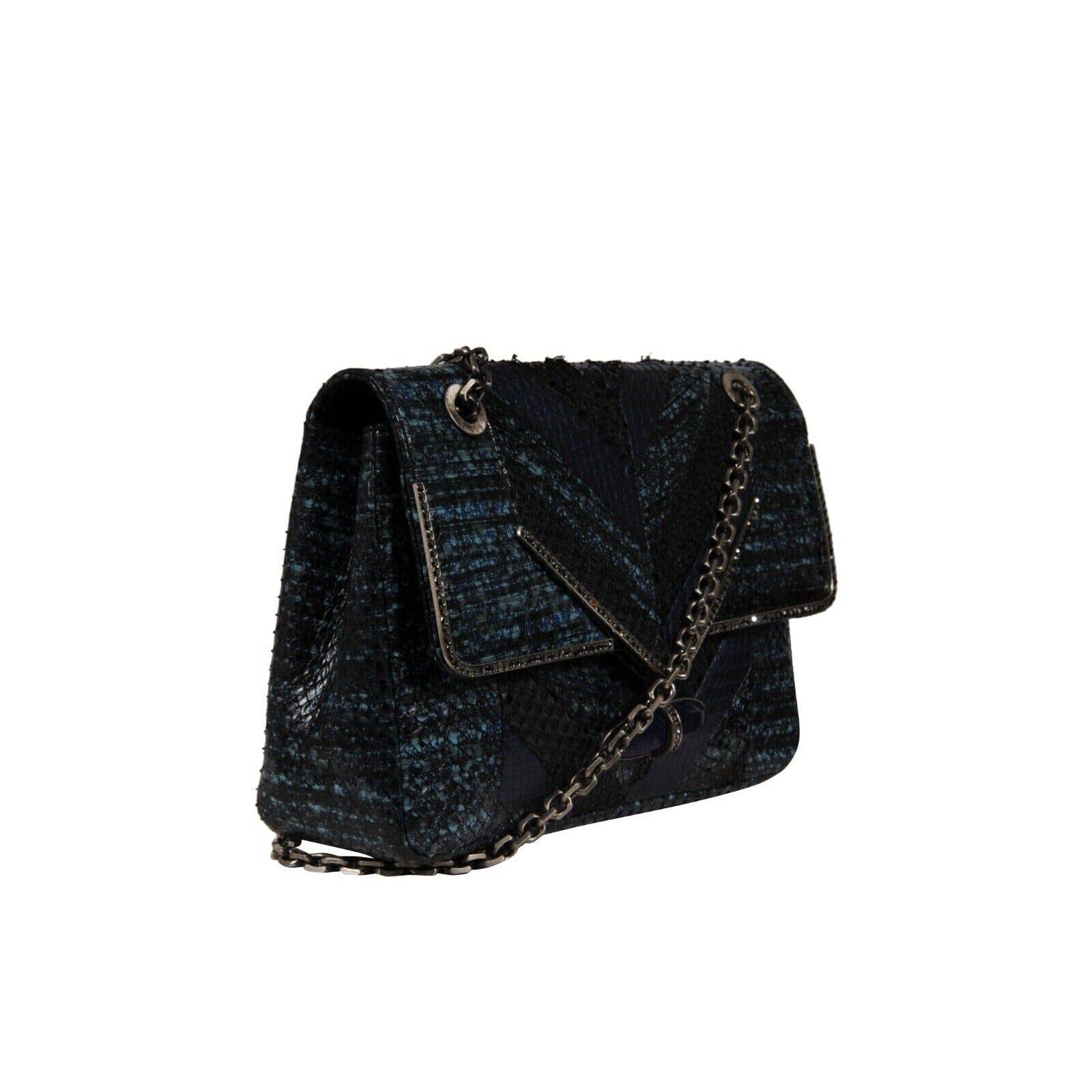 - Blauer Python außen



- Kettenband



- Zwei Innentaschen



Bedingung: 



Die Tasche ist in insgesamt sehr gutem Zustand ohne größere Mängel ist es fehlt Kristall in der Front



Abmessungen: ( Ungefähr in Zoll ) 



9,5 L x 7 H x 3 B