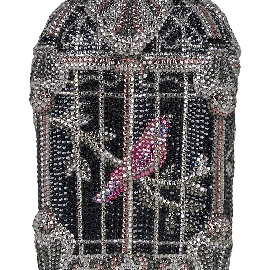 Exquisite, seltene Judith Leiber Birdcage Minaudiere mit mehrfarbigen Kristallen in der Hand.
Wunderschön gestaltet wie ein kunstvoller Vogelkäfig und auf allen vier Seiten schön verziert.
Die Tasche ist mit Kristallen in verschiedenen Grau-, Rosa-,