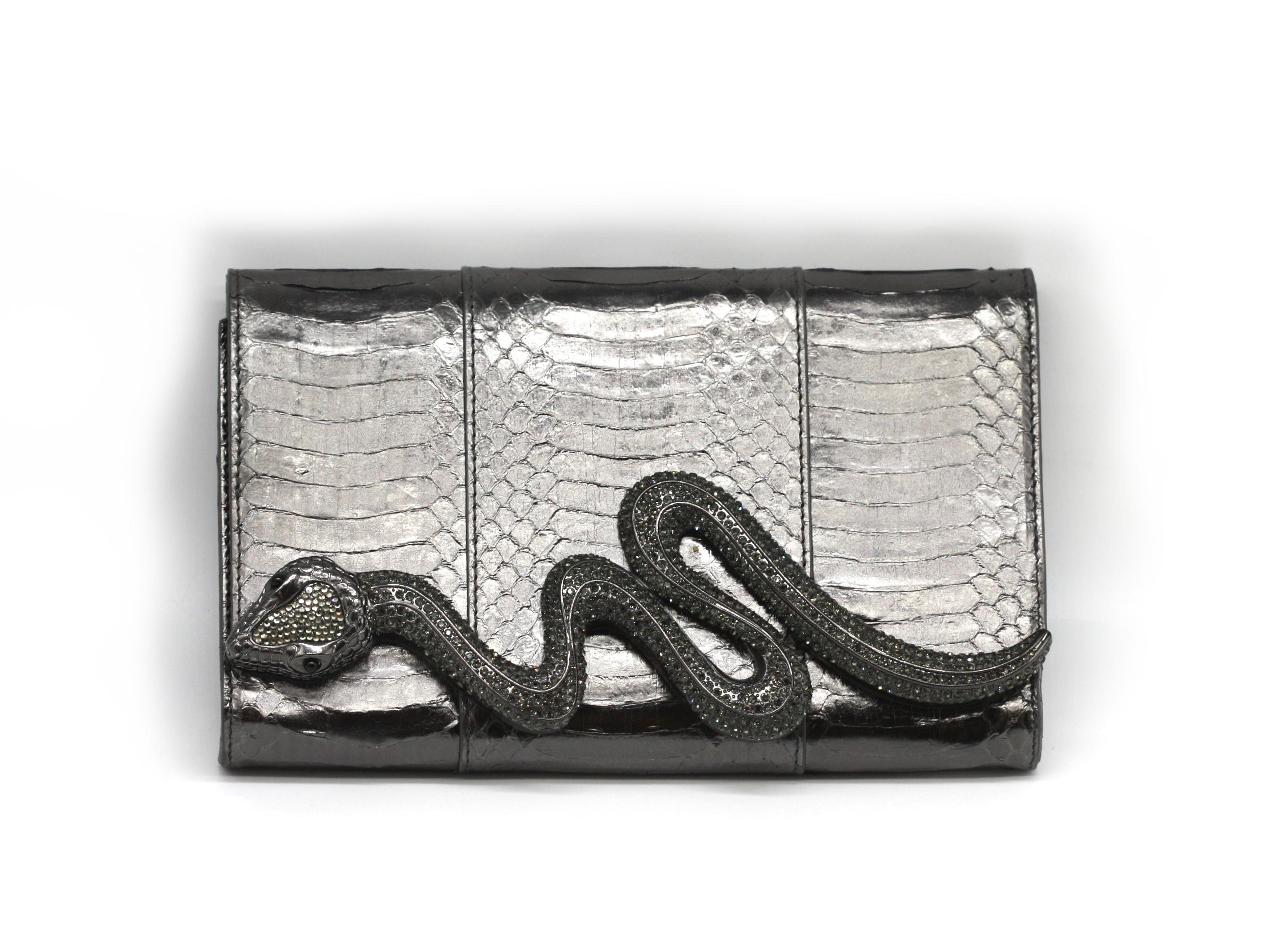 Judith Leiber Pochette in coccodrillo nero esotico con motivo a serpente Jewell, 21° secolo
Capolavoro di audace raffinatezza, questa pochette esotica in coccodrillo di Judith Leiber esemplifica l'attitudine della leggendaria stilista per il dramma,