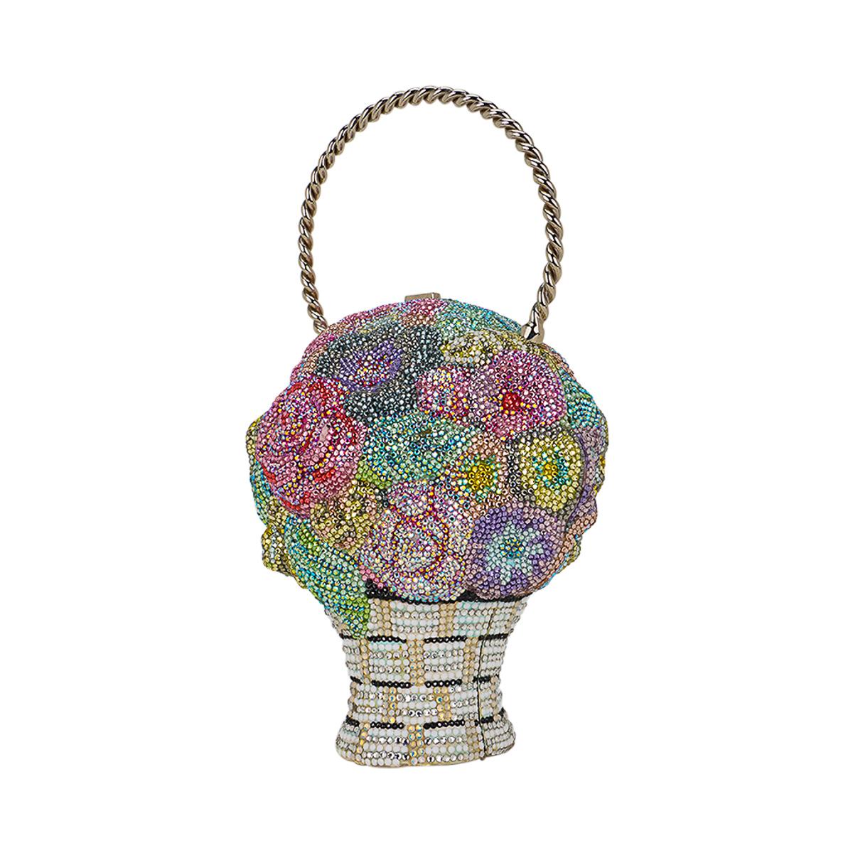 Judith Leiber Flower Bouquet Basket Minaudiere in mehrfarbigem, feinem Kristall.
Die Tasche ist wunderschön als Blumenstrauß gestaltet und mit handgesetzten Kristallen in Rosa, Blau, Grün und Weiß verziert.
Detailliert bis hin zum gewebten