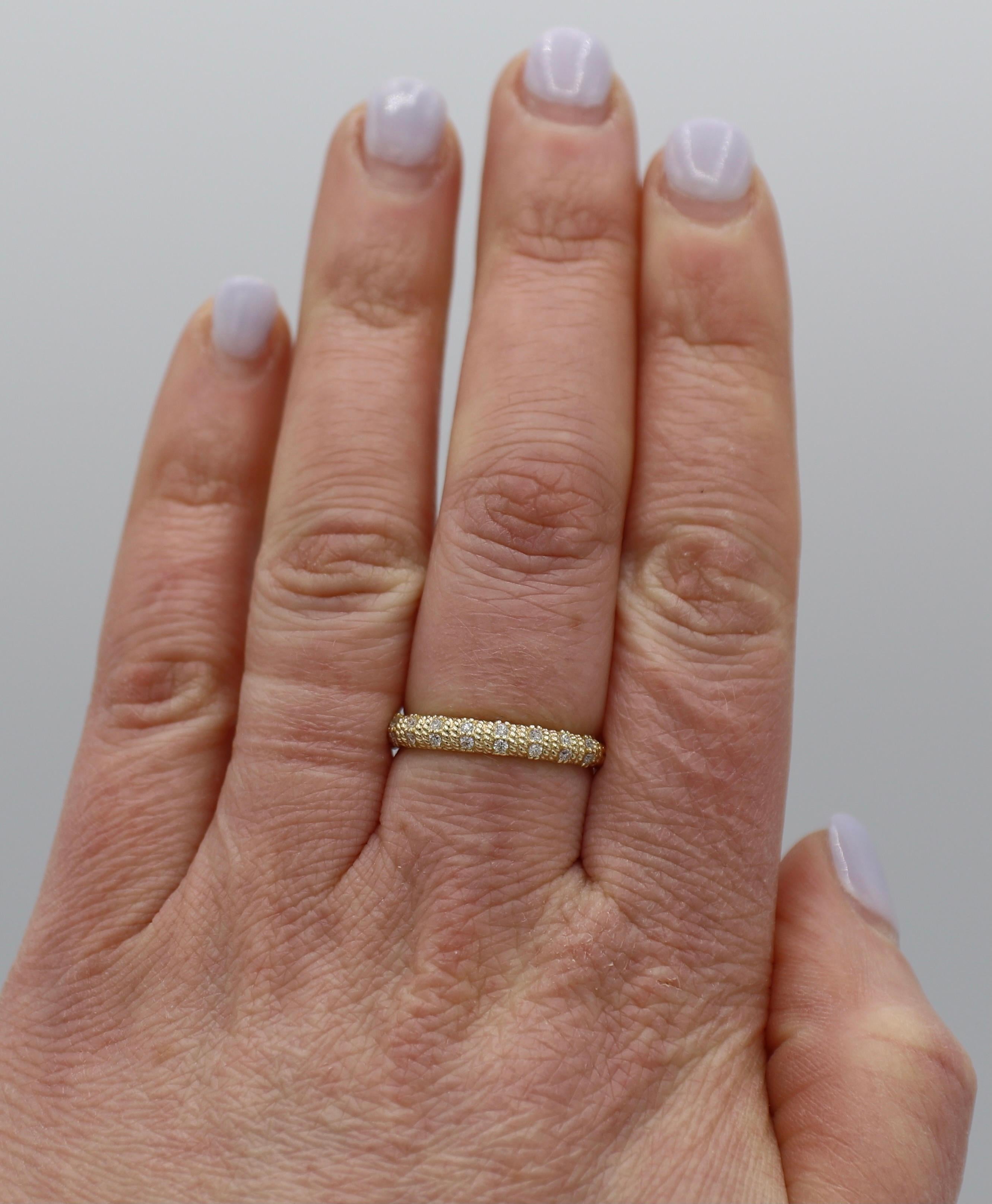 Women's Judith Ripka 14 Karat Yellow Gold & Natural Diamond Band Ring For Sale