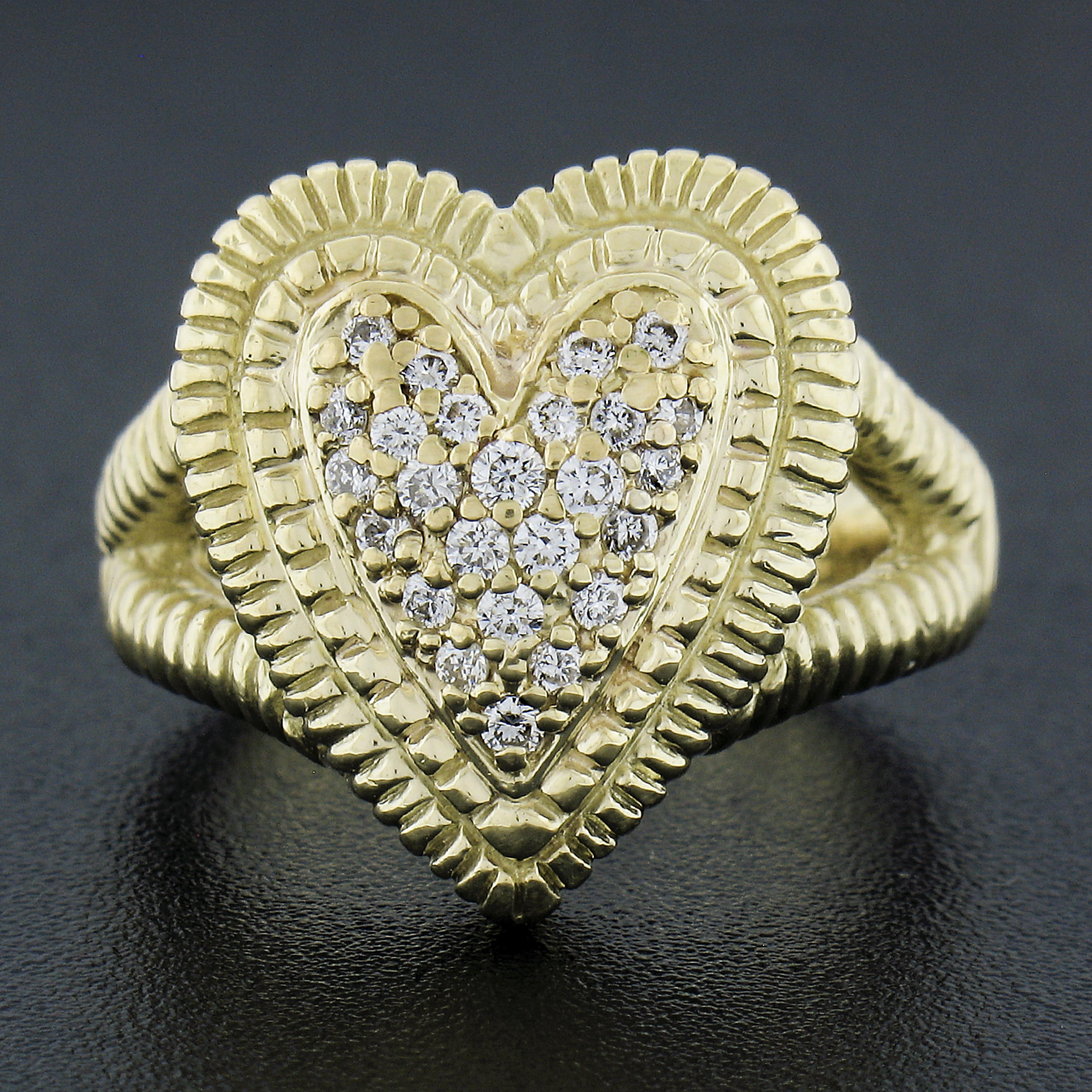 Taille ronde Judith Ripka, bague cœur à tige fendue texturée en or 14 carats avec diamants pavés et rainurés en vente