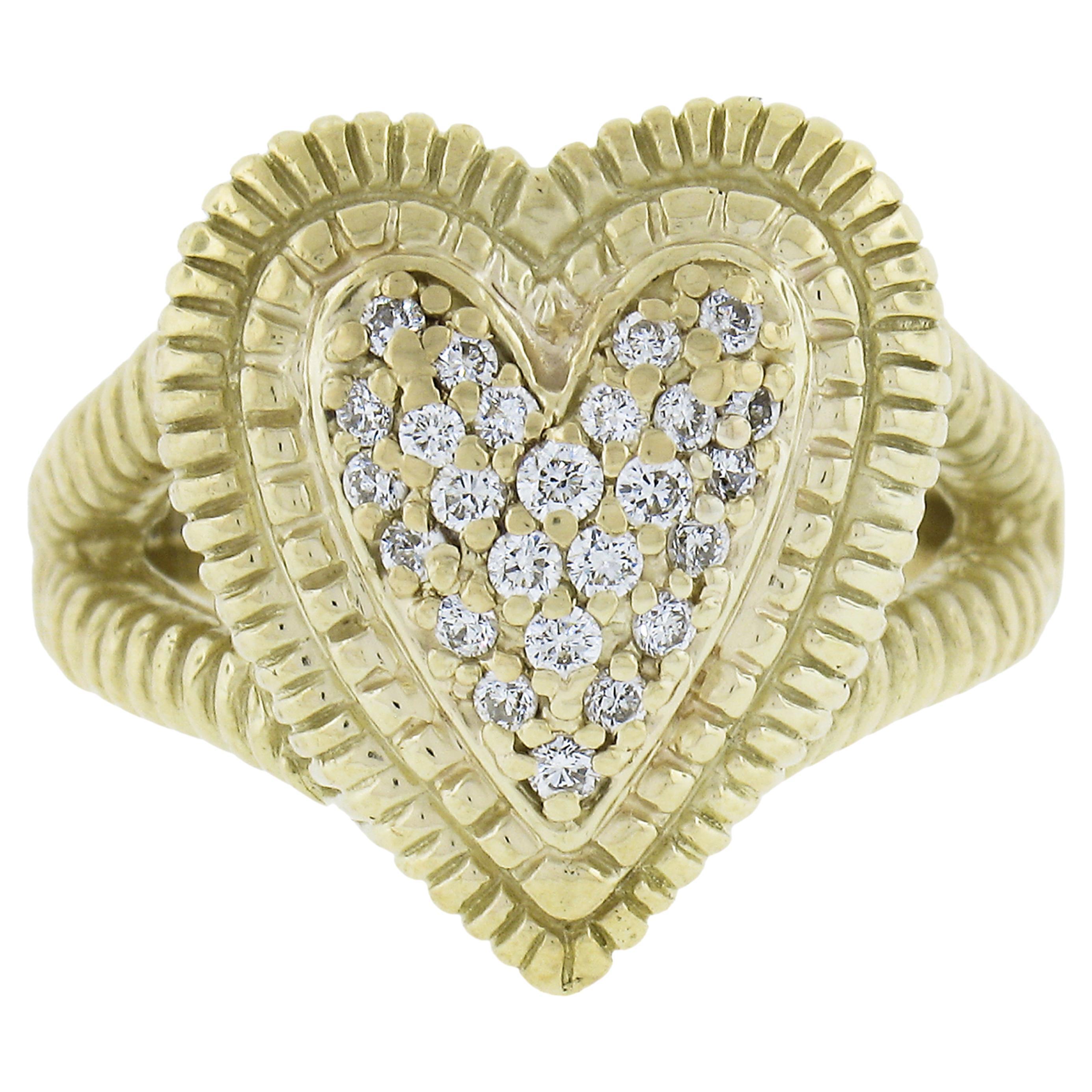 Judith Ripka, bague cœur à tige fendue texturée en or 14 carats avec diamants pavés et rainurés en vente