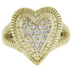 Judith Ripka, bague cœur à tige fendue texturée en or 14 carats avec diamants pavés et rainurés