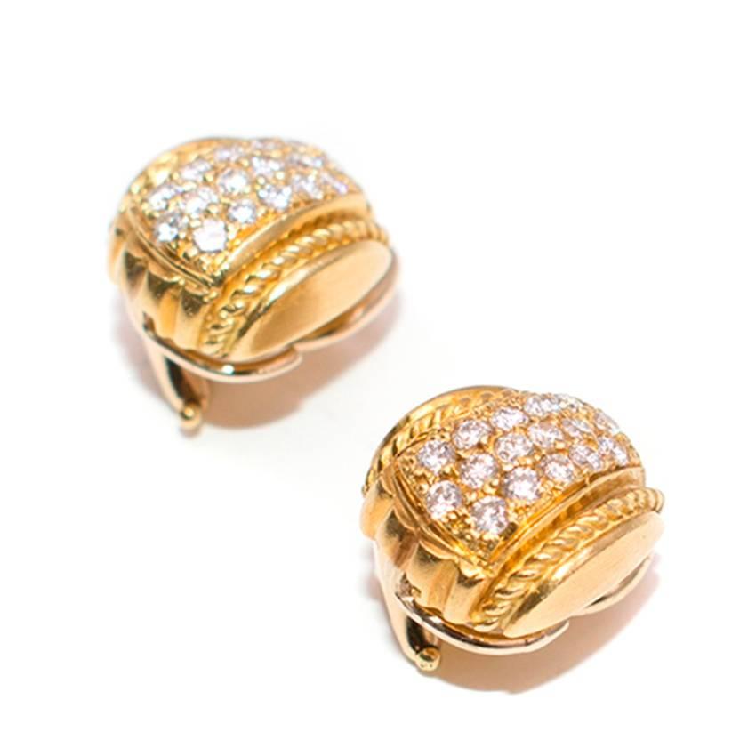 Judith Ripka 18-carat yellow gold pave diamond earrings

Featuring:
-18-carat yellow gold 
-3.40-carat pave diamonds embellishment
-lever back fastening