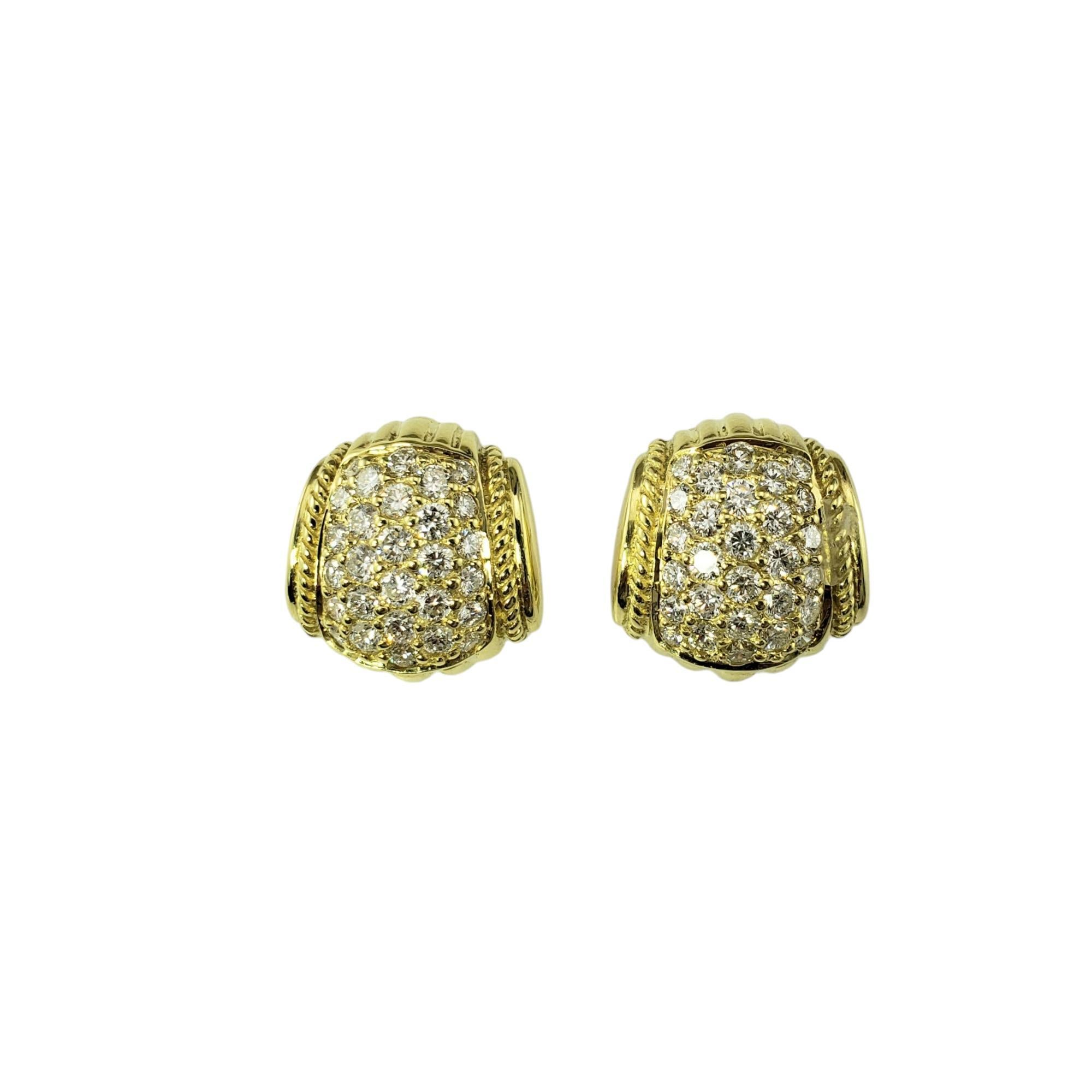 Boucles d'oreilles en or jaune 18 carats et diamants avec dos en oméga

Ces boucles d'oreilles étincelantes présentent chacune 26 diamants ronds de taille brillante sertis dans de l'or jaune 18 carats classique. Fermetures arrière en oméga.

Poids