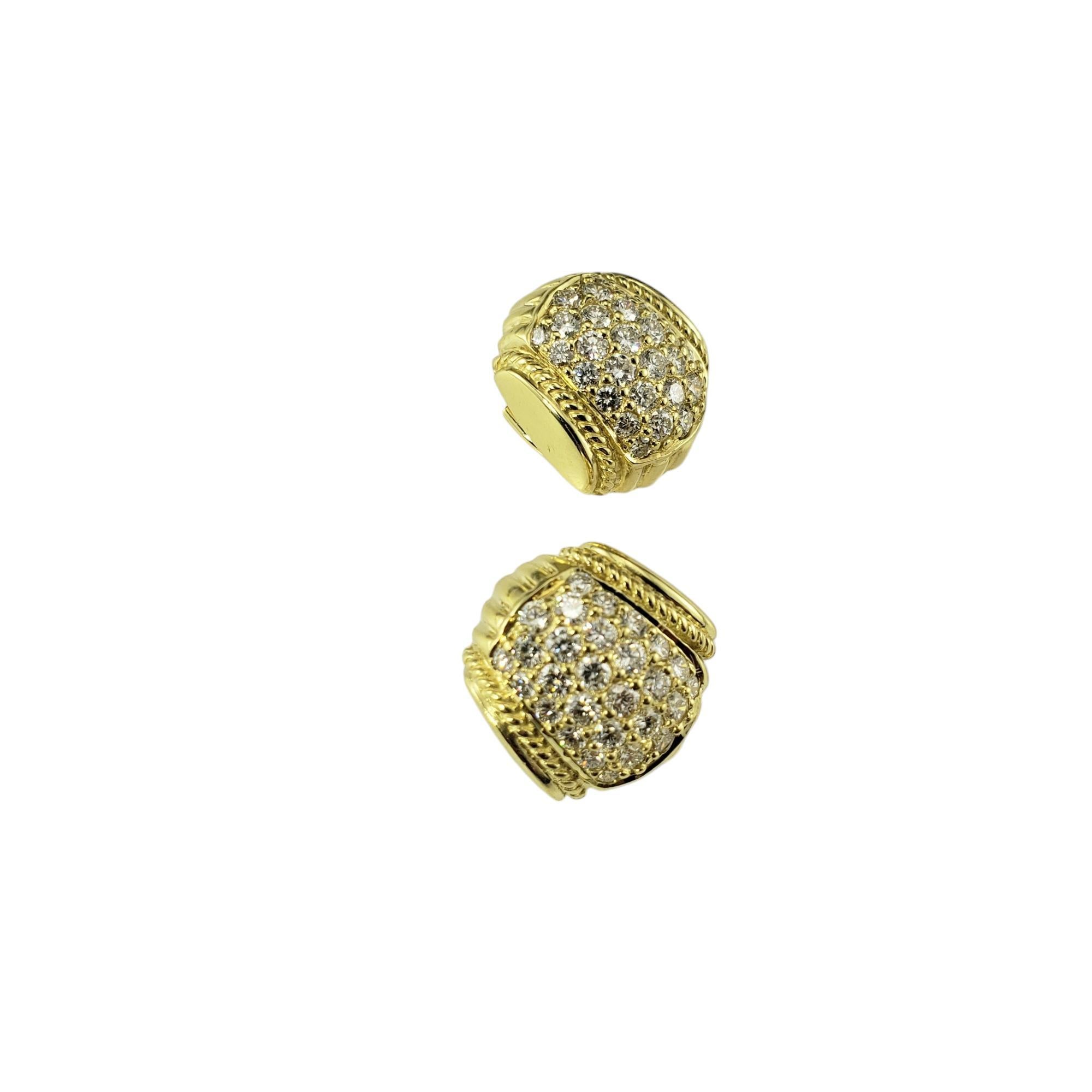 Contemporain Judith Ripka, boucles d'oreilles dos Omega en or jaune 18 carats et diamants n° 19570 en vente