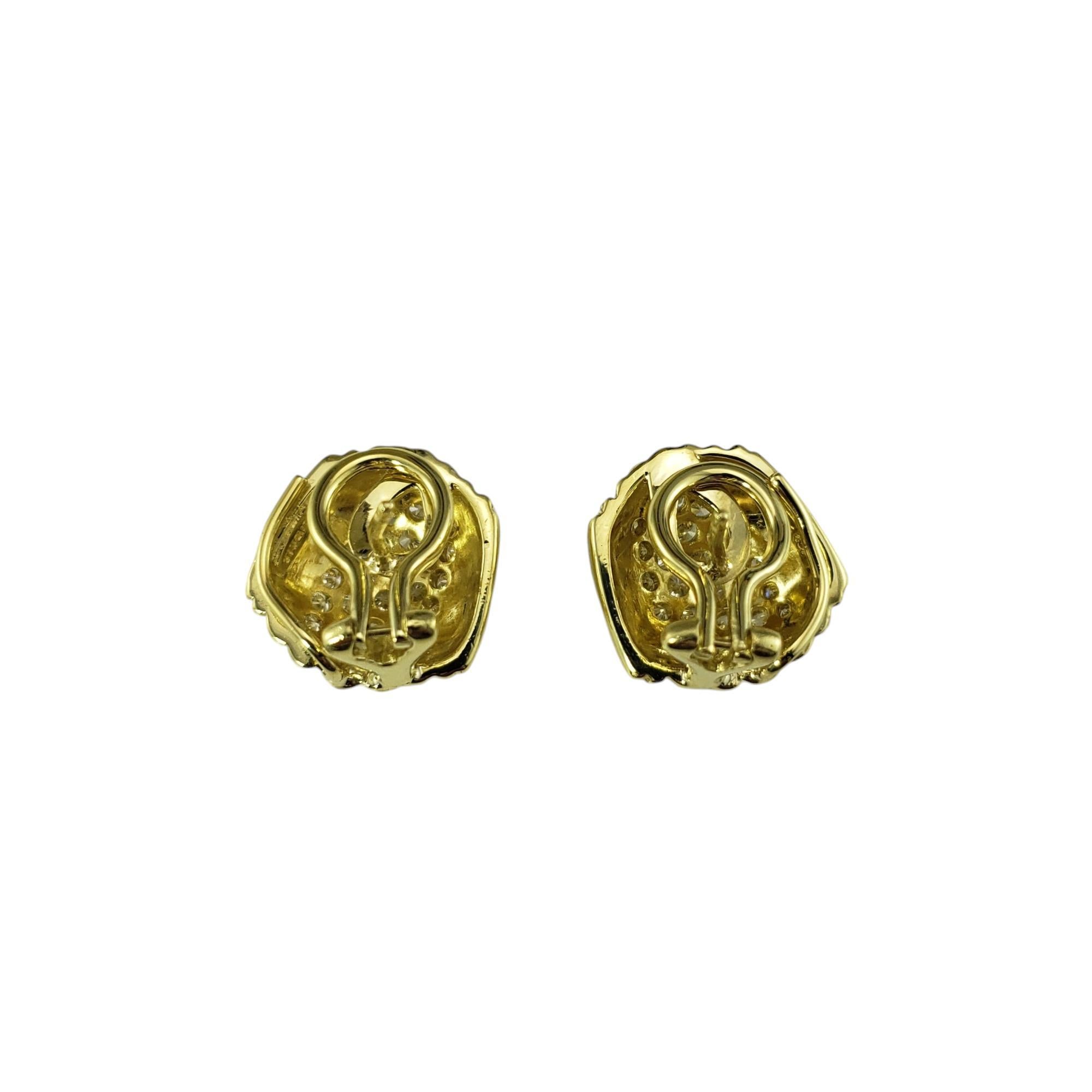 Taille brillant Judith Ripka, boucles d'oreilles dos Omega en or jaune 18 carats et diamants n° 19570 en vente