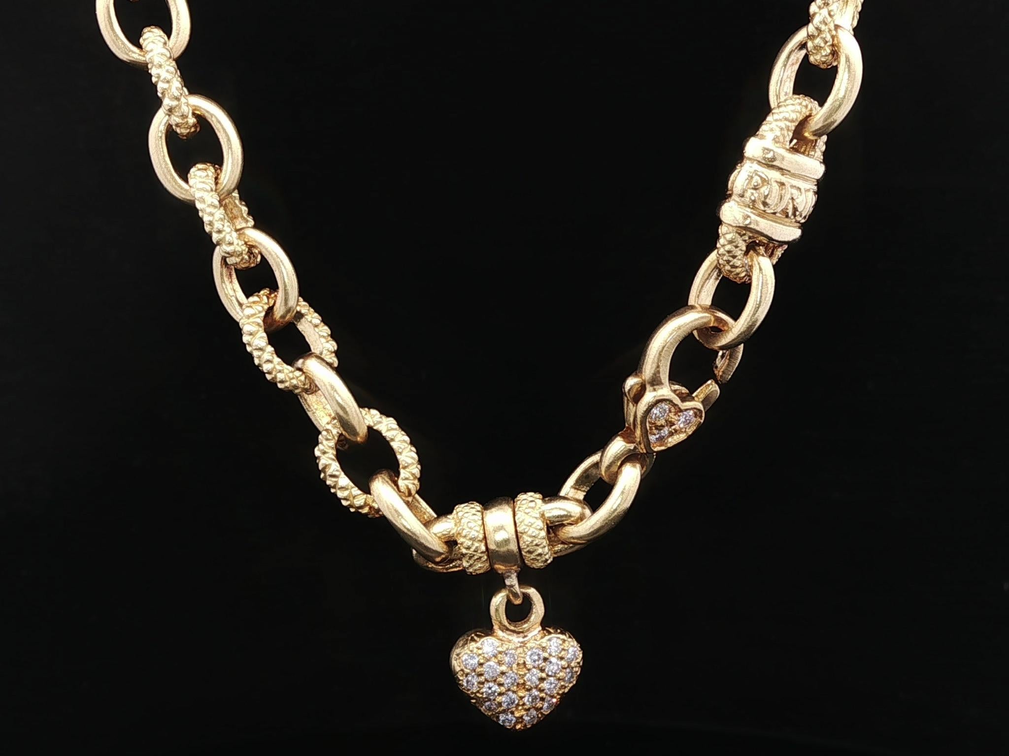 --Pierre(s) :...
(23) Diamants naturels authentiques - taille ronde et brillante - sertis en pavé - couleur F - pureté VS1 - 0,35ctw (approx.)

MATERIAL : Or jaune 18k massif
Poids : 68.6 grammes
Type de chaîne : Maillon ovale texturé et uni à