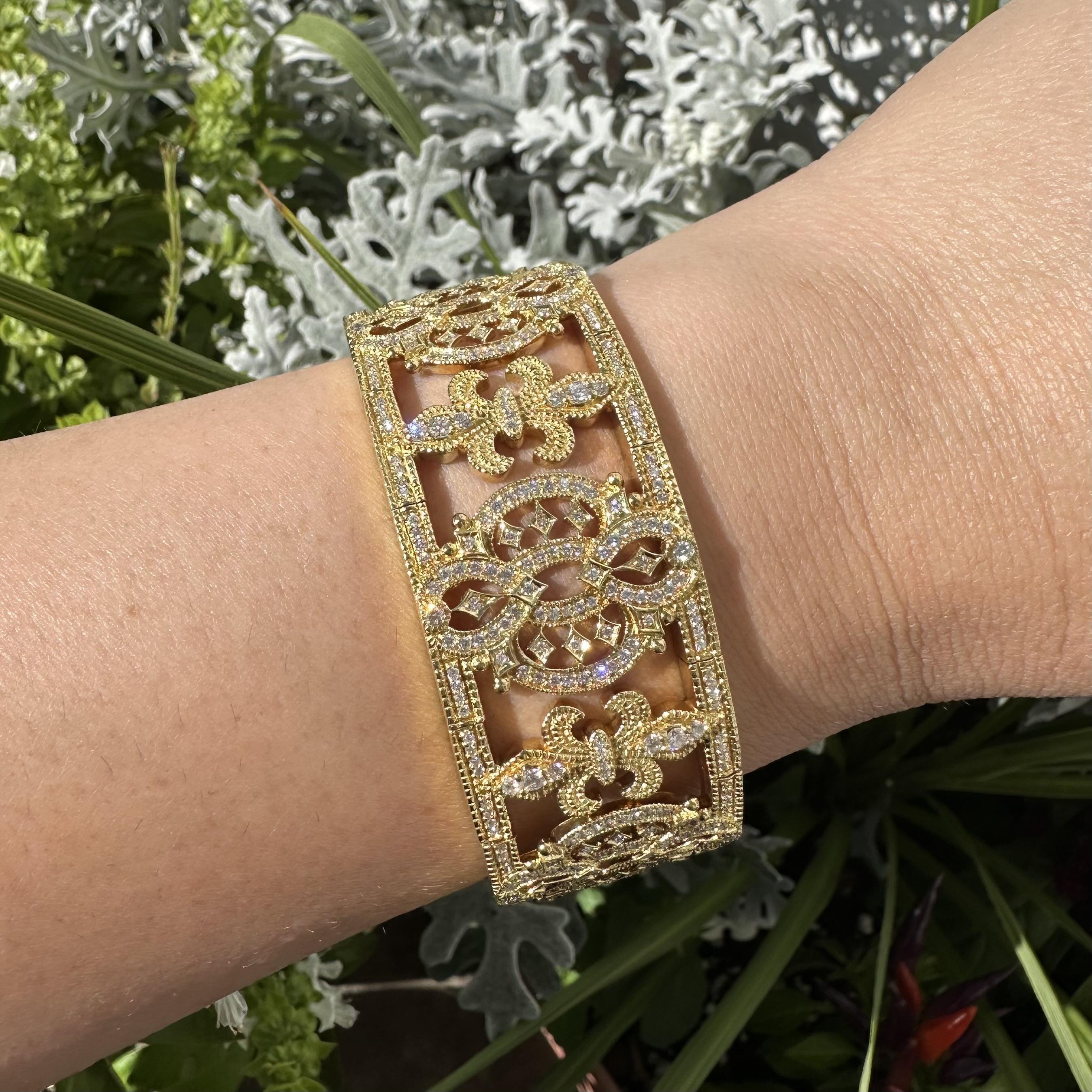 Judith Ripka Bracelet manchette flexible en or 18k avec 3 ctw de diamants ajourés en vente 7