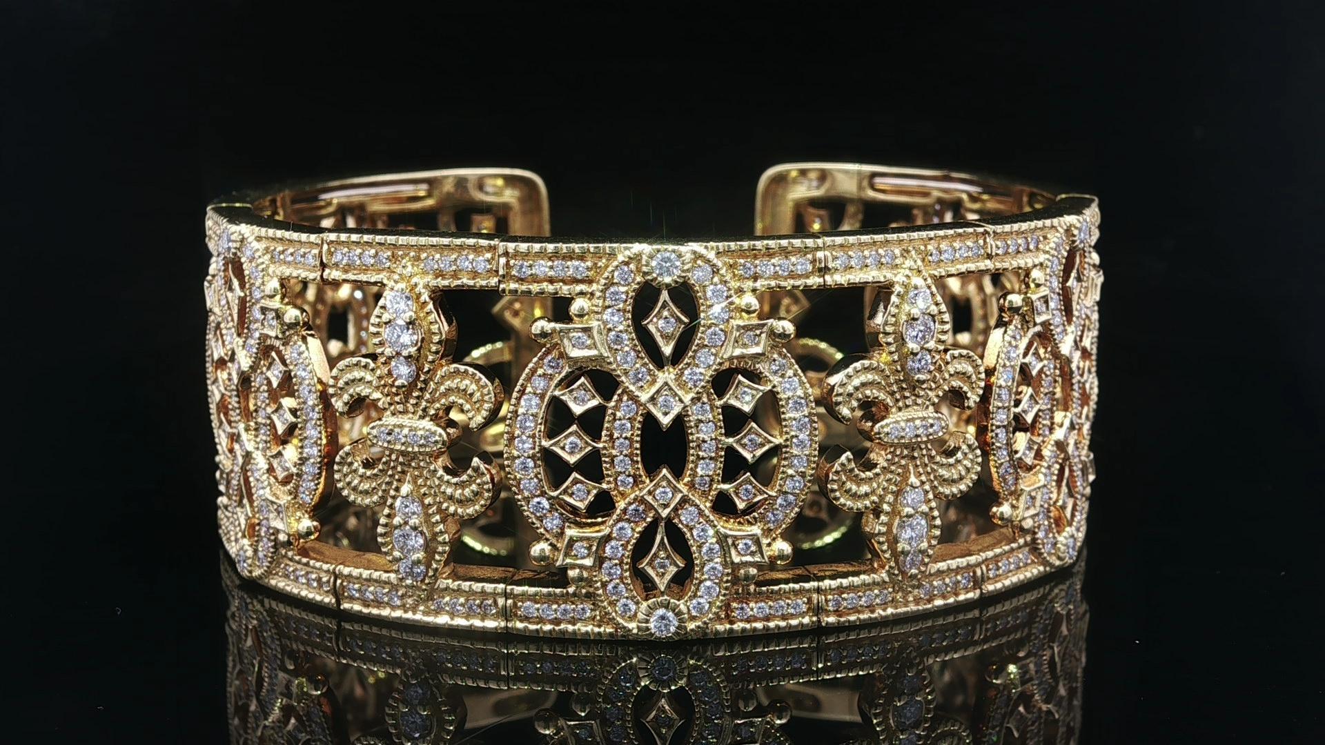 --Pierre(s) :...
Nombreux diamants naturels véritables - taille ronde et brillante - sertis en pavé - couleur F/G - pureté VS1/VS2 - 3,0ctw (approx.)

MATERIAL : Or jaune 18k massif
Poids : 69,61 grammes
Type : Bracelet flexible ouvert
Taille :