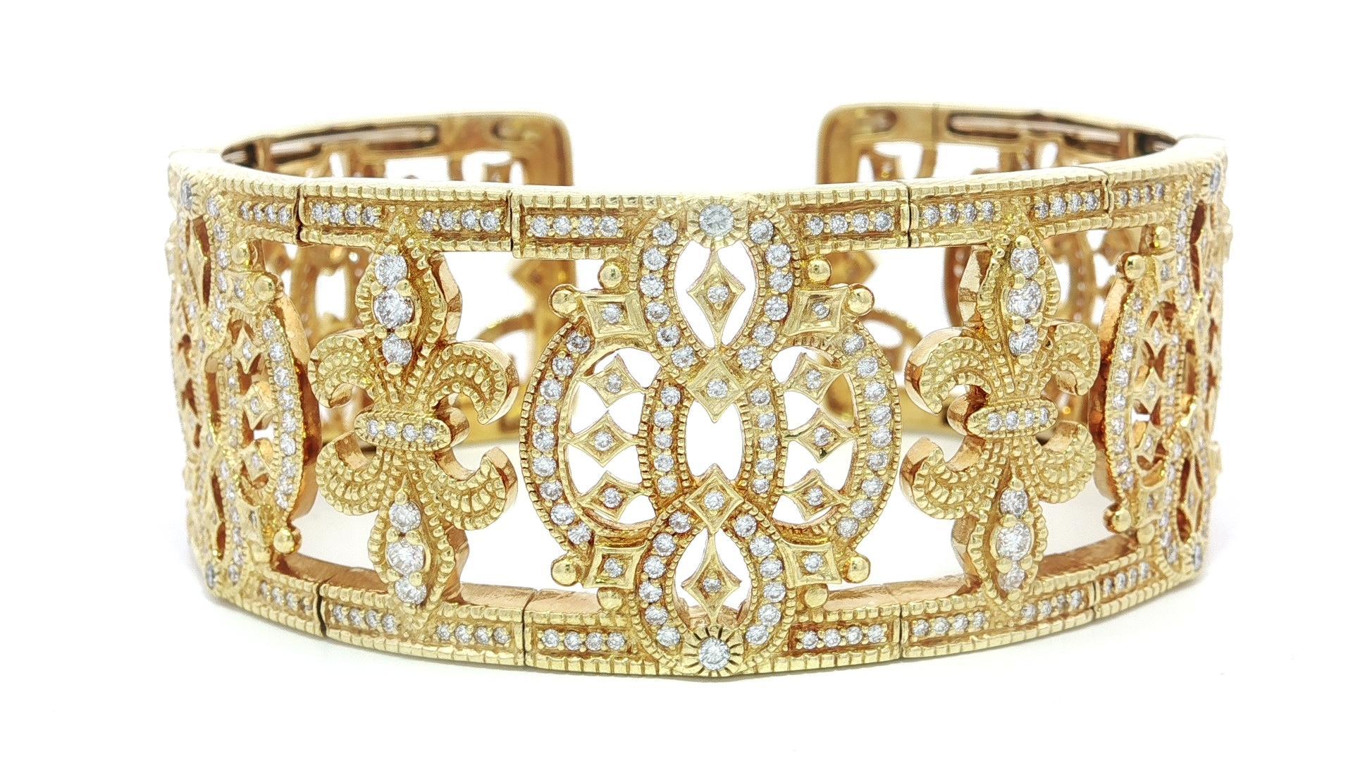 Taille brillant Judith Ripka Bracelet manchette flexible en or 18k avec 3 ctw de diamants ajourés en vente