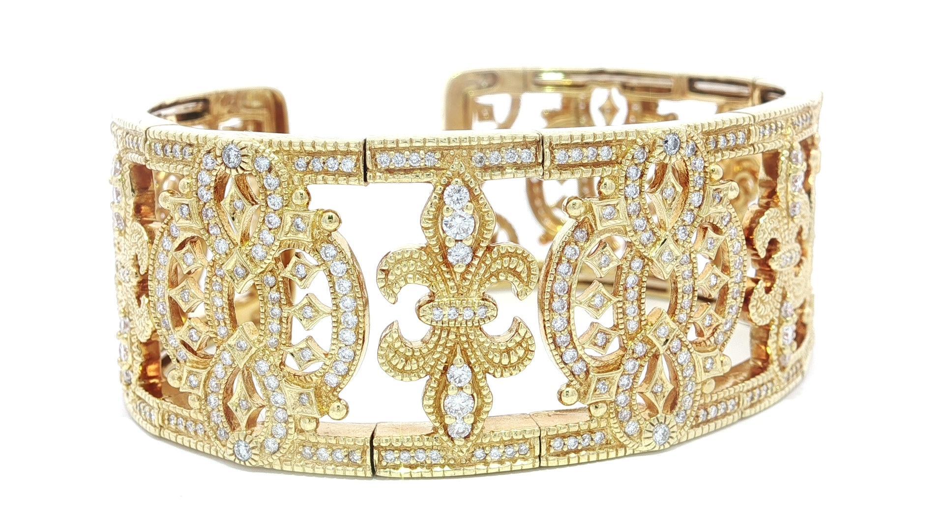 Judith Ripka Bracelet manchette flexible en or 18k avec 3 ctw de diamants ajourés Excellent état - En vente à Montclair, NJ
