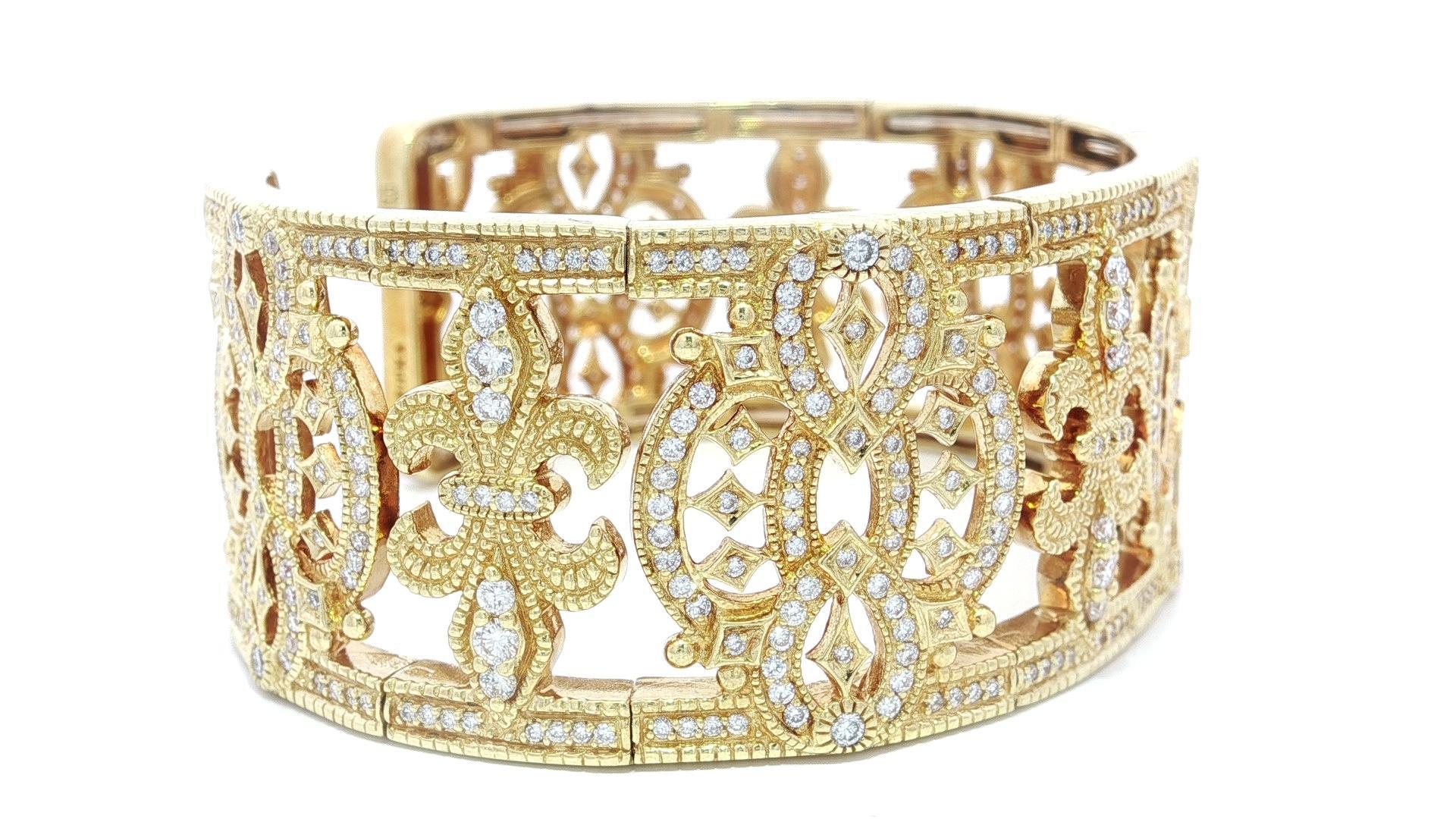 Judith Ripka Bracelet manchette flexible en or 18k avec 3 ctw de diamants ajourés Pour femmes en vente
