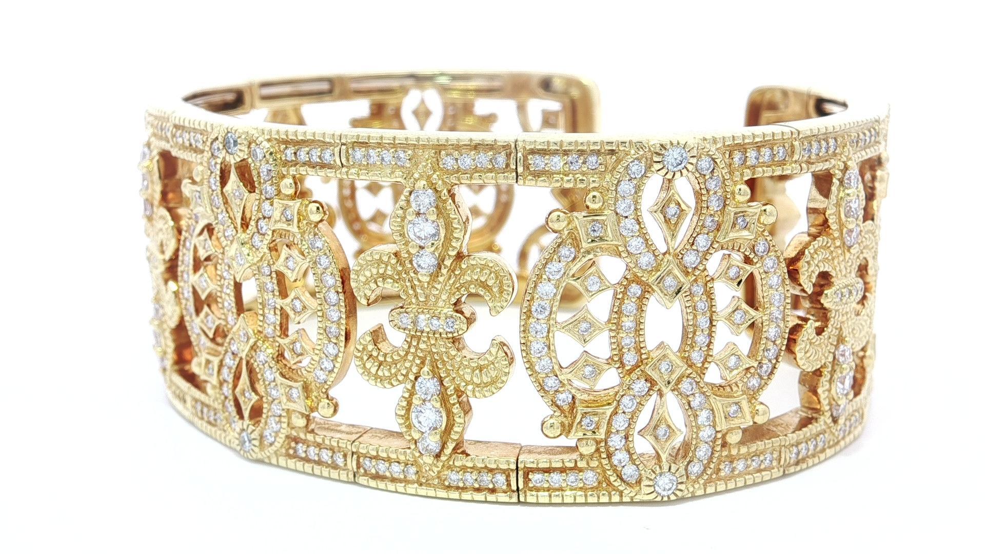 Judith Ripka Bracelet manchette flexible en or 18k avec 3 ctw de diamants ajourés en vente 4