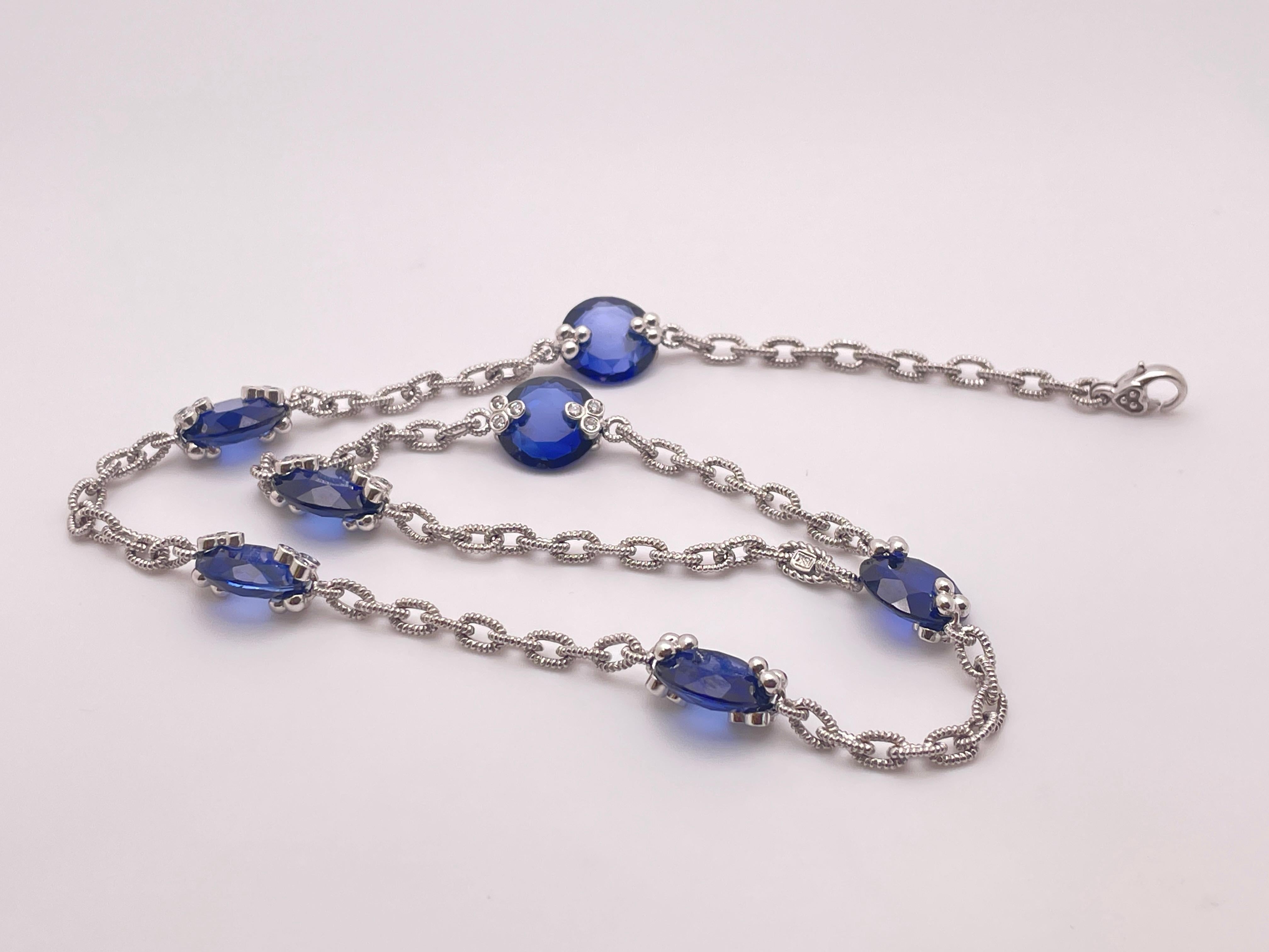 Un extraordinario collar/gargantilla de cadena de eslabones de zafiro y diamantes Judith Ripka de oro blanco de 18 quilates. Montado con 7 grandes zafiros azules profundos facetados por ambos lados que pesan aproximadamente 7 TC cada uno (~50 TC en